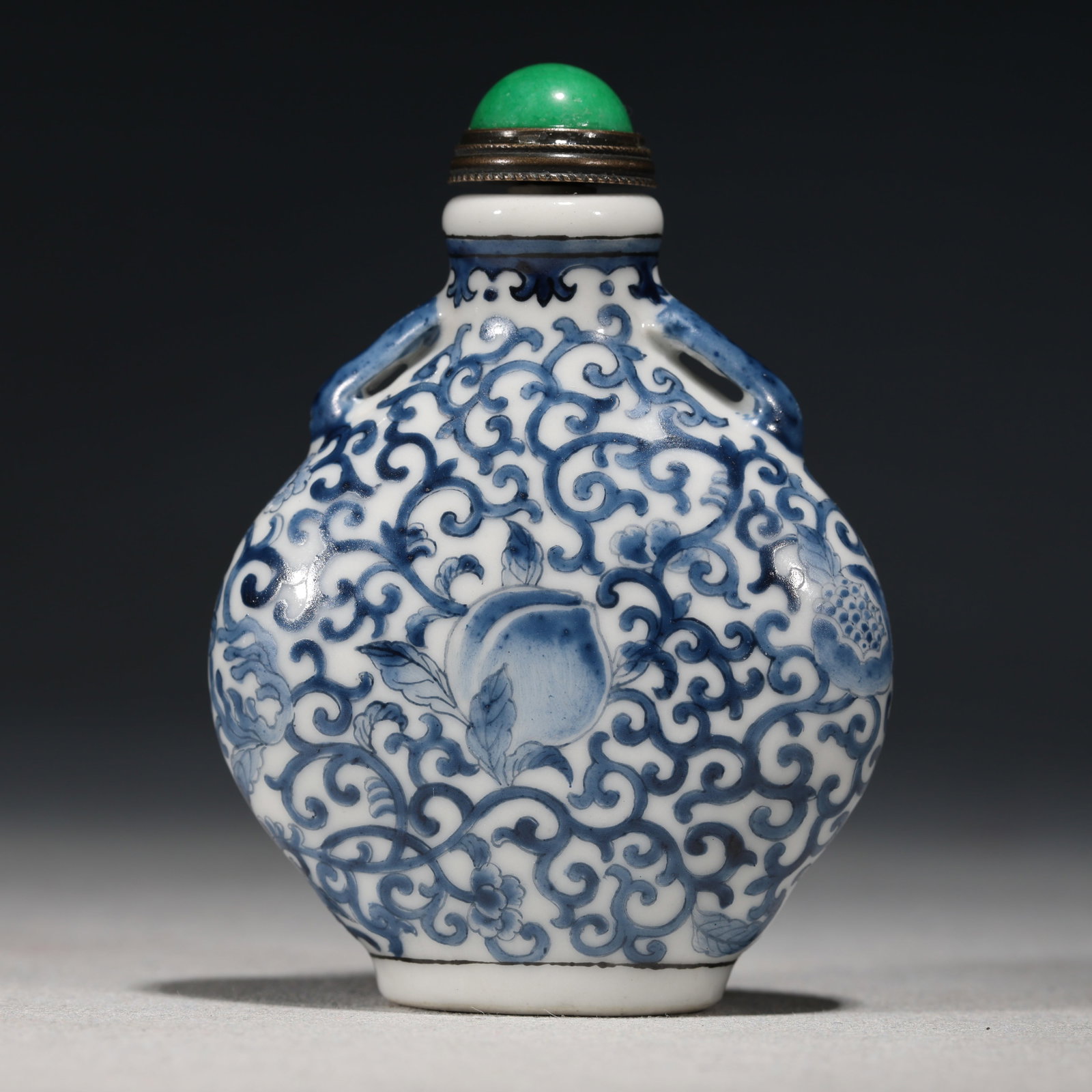 An Exquisite Blue and White Interlocking Flower Pattern Snuff Bottle - 3
