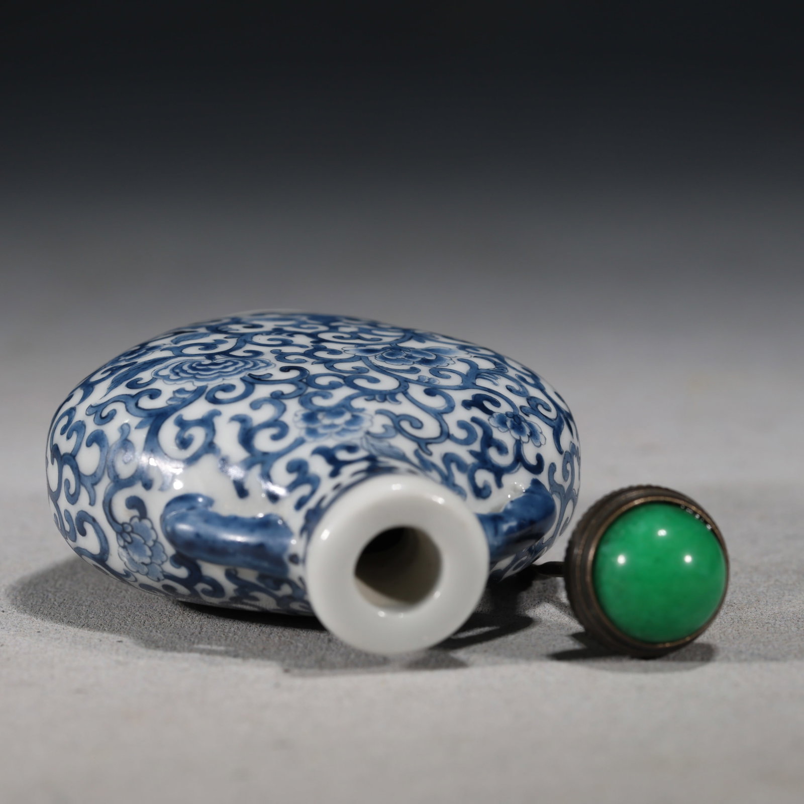An Exquisite Blue and White Interlocking Flower Pattern Snuff Bottle - 4