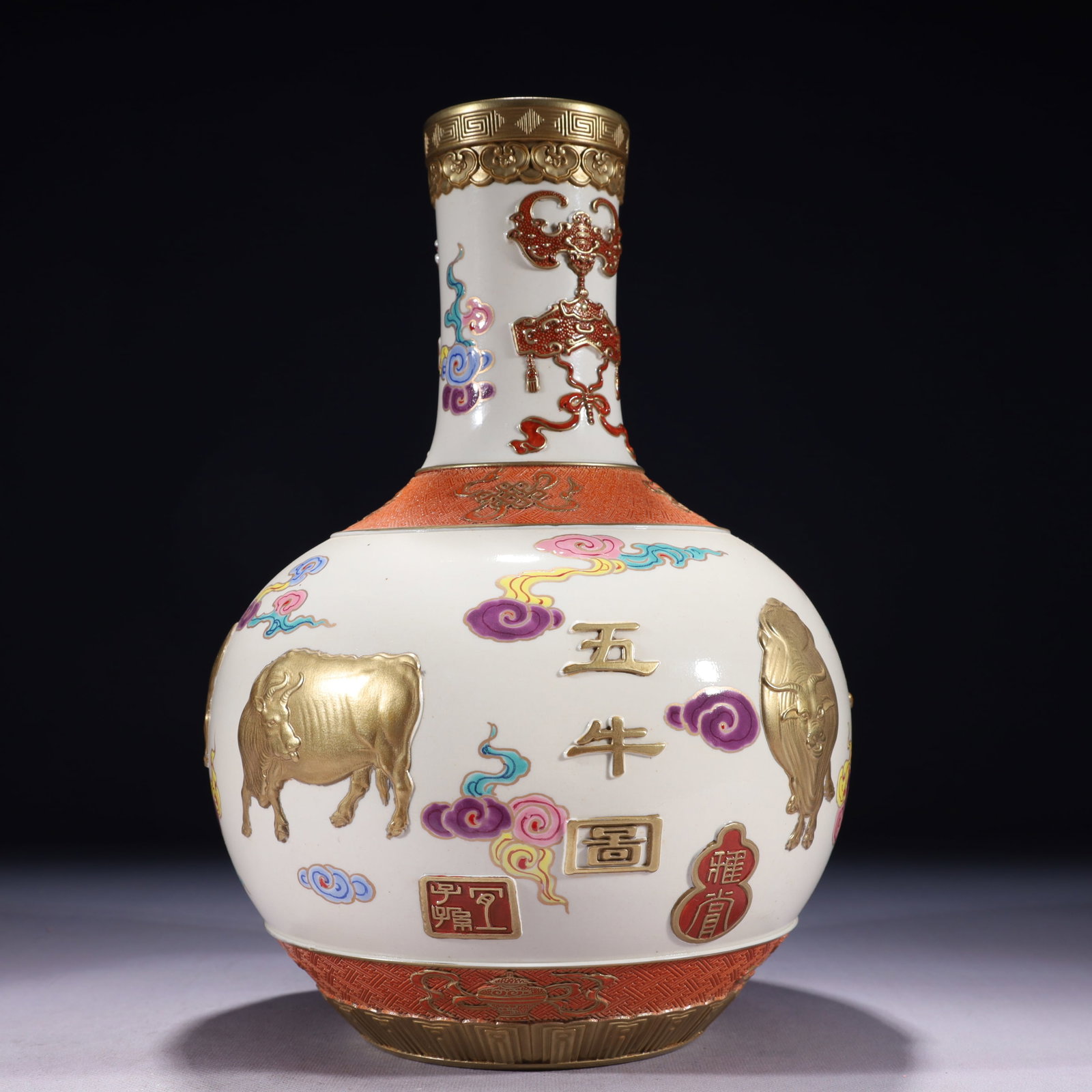 An Exquisite Famille-Rose Gilt Buffalo Pattern Vase: An Exquisite Famille-Rose Gilt Buffalo Pattern Vase,Qing Dynasty,China,Qianlong Six-character Mark,Size:8.3inx13in,Weight:2450g 粉彩鎏金牛纹瓶,中国