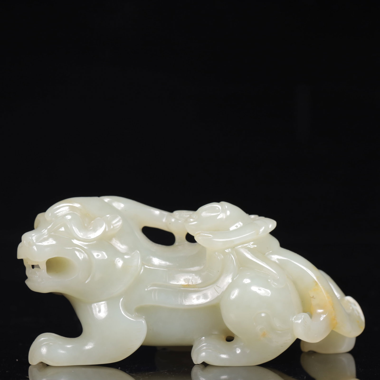 An Exquisite White Jade Auspicious Beast Ornament: An Exquisite White Jade Auspicious Beast Ornament,Qing Dynasty,China,Size:4.3inx2inx2.2in,Weight:270g 白玉瑞兽摆件,中国清代