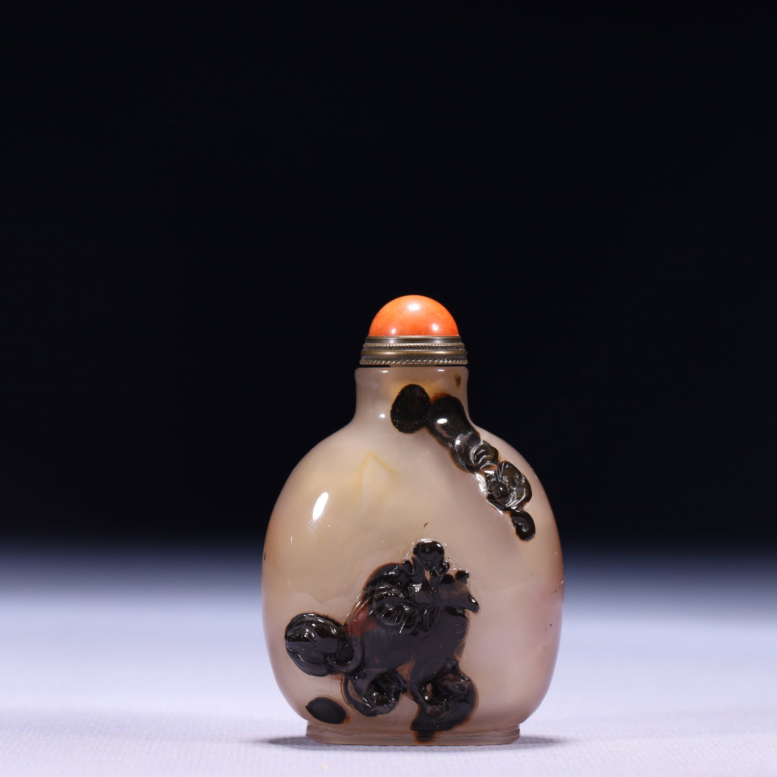 An Exquisite Agate Figure Pattern Snuff Bottle: An Exquisite Agate Figure Pattern Snuff Bottle,Qing Dynasty,China,Size:1.8inx0.8inx2.6in,Weight:65g 玛瑙人物纹鼻烟壶,中国清代