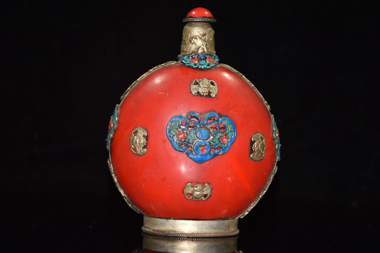 An Exquisite Cloisonne Butterfly Pattern Snuff Bottle: An Exquisite Cloisonne Butterfly Pattern Snuff Bottle,Qing Dynasty,China,Size:4.3inx2.8inx5.5in,Weight:428g