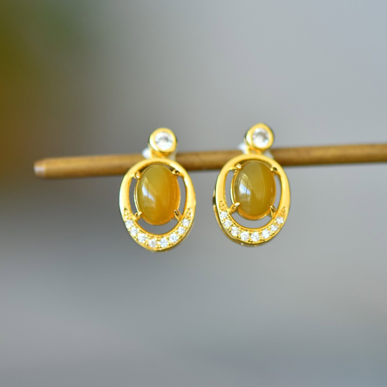 A Pair of Exquisite Earrings,Inlaid Diamond: A Pair of Exquisite Earrings Size:6mmx8mm 一对耳钉