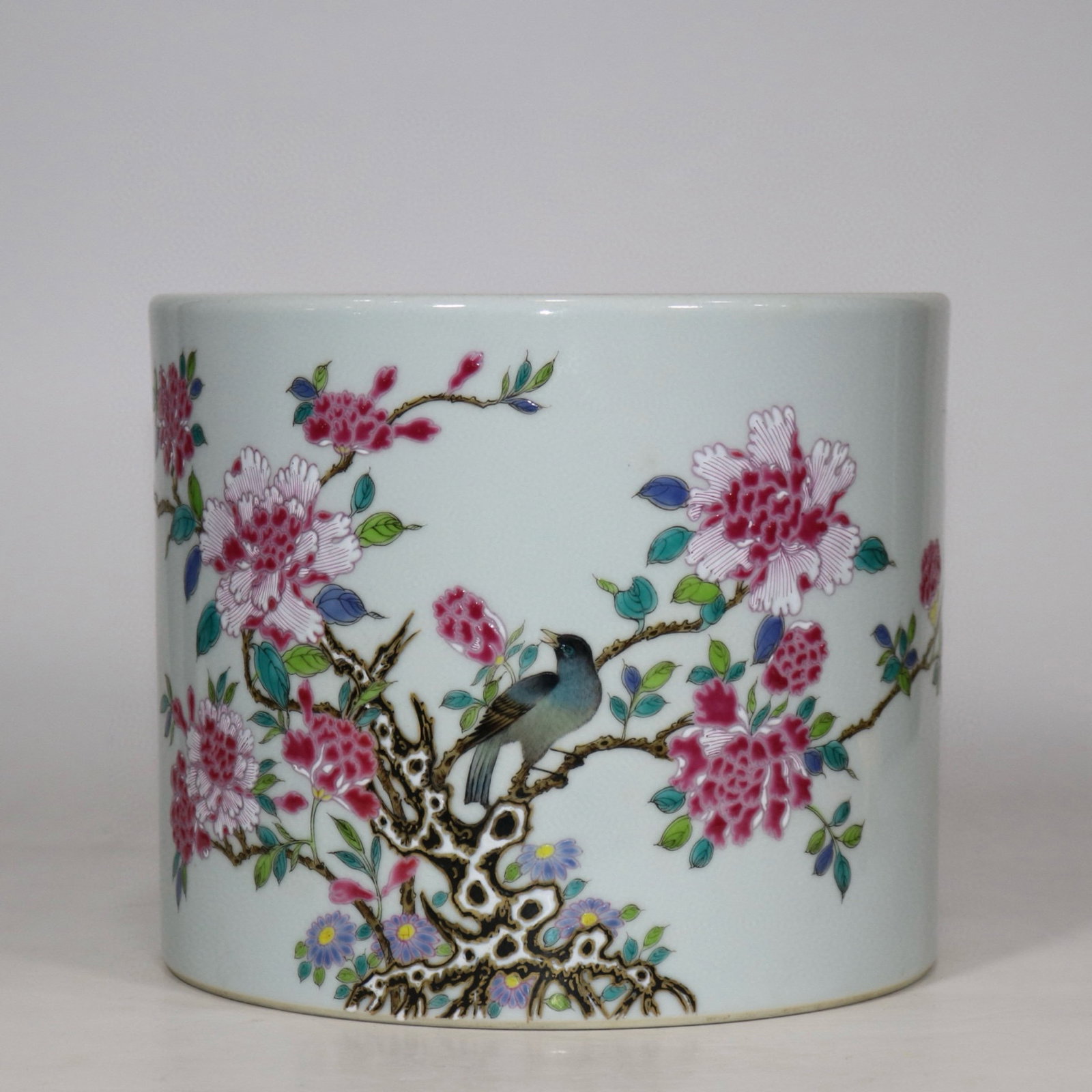 A fine famille rose flower-bird brush pot: A fine famille rose flower-bird brush pot, Qing Dynasty, China, with six-character Qianlong reign mark, Size:6.8inx8.2in 粉彩花鸟笔筒,中国清ߣ