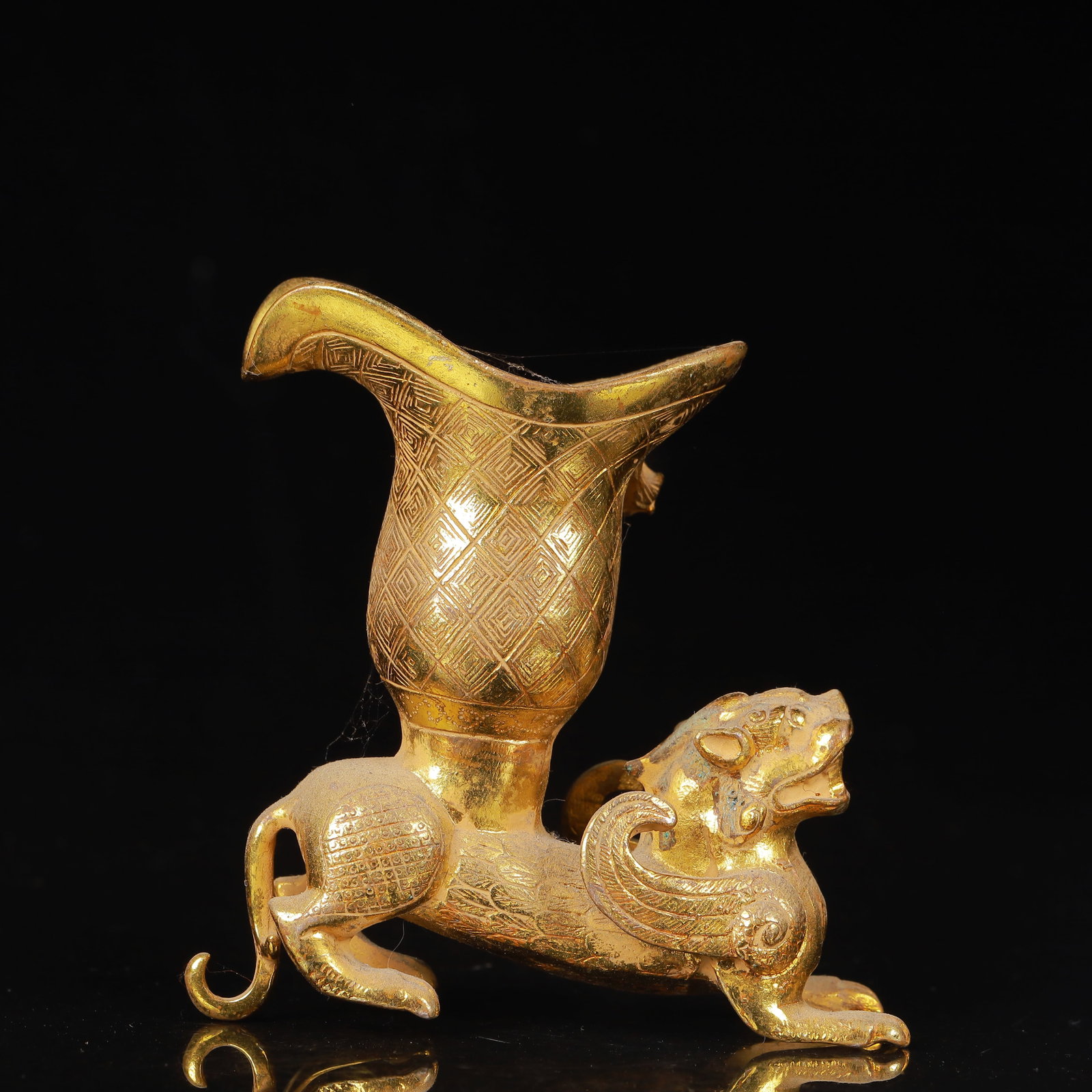 An Exquisite Gilt Bronze Auspicious Beast Pattern Auspicious Beast Cup: An Exquisite Gilt Bronze Auspicious Beast Pattern Auspicious Beast Cup,Qing Dynasty,China,Size:3.9inx1.6inx3.5in,Weight:524g 铜鎏金瑞兽纹瑞兽杯,&#
