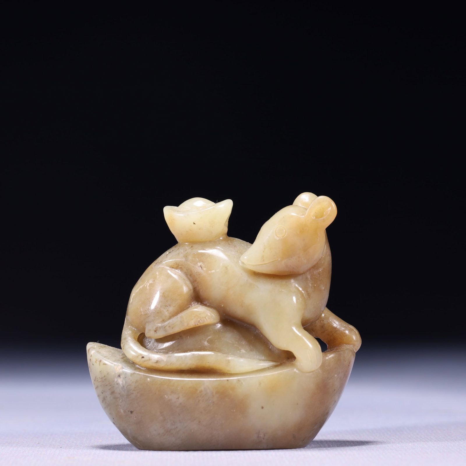 An Exquisite White Jade Mouse Ornament: An Exquisite White Jade Mouse Ornament,Qing Dynasty,China,Size:2.8inx1inx2.4in,Weight:192g 白玉鼠摆件,中国清代