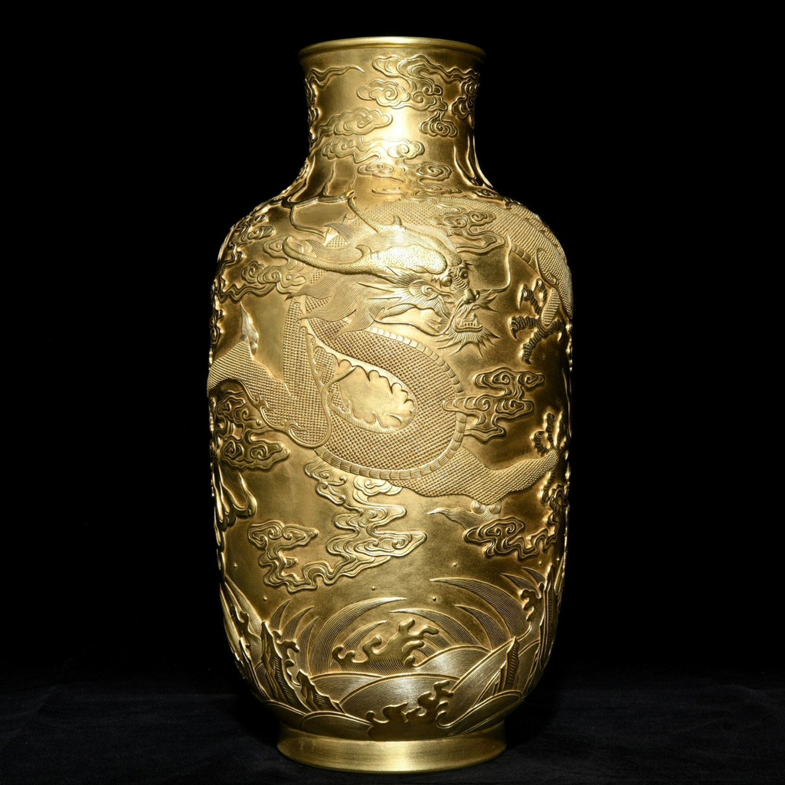 A Huge Gold Ground Auspicious Cloud and Dragon Pattern Vase: A Huge Gold Ground Auspicious Cloud and Dragon Pattern Vase,Qing Dynasty,China,Qianlong Six-character Mark,Size:17.6inx9.3in 金地祥云龙纹瓶,中国&#