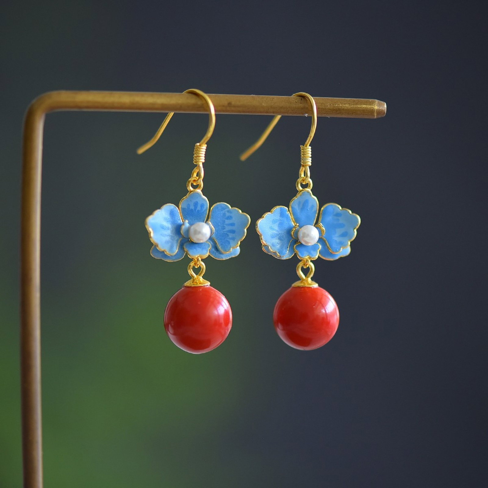 A Pair of Exquisite Sterling Silver-Gold Plated Inlaid Cinnabar Earrings: A Pair of Exquisite Sterling Silver-Gold Plated Inlaid Cinnabar Earrings,Size:10mmx10mm 一对纯银镀金镶朱砂耳环