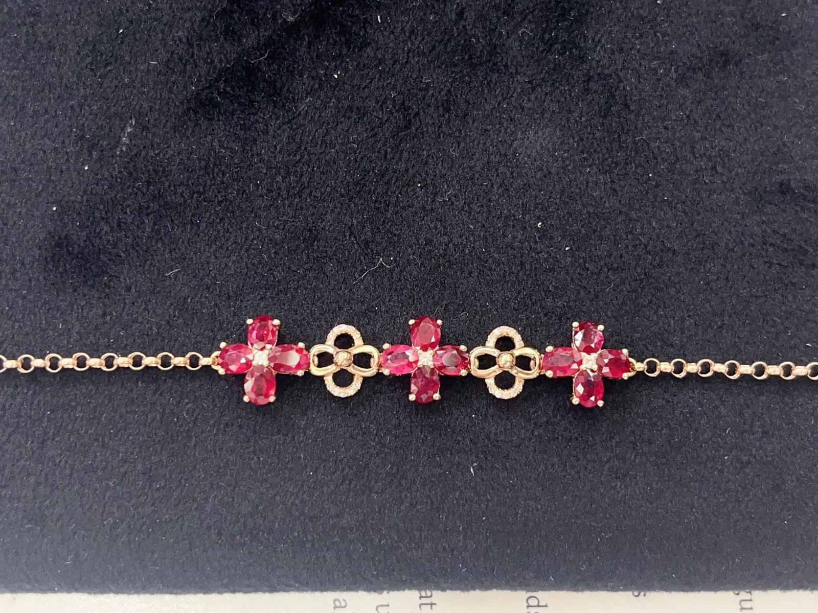 A Exquisite 18k Gold Inlaid 3.20ct Natural Ruby Bracelets,Inlaid Diamond: A Exquisite 18k Gold Inlaid 3.20ct Natural Ruby Bracelets,Inlaid Diamond,Total Weight:3.76g 18k金镶 3.20ct 天然红宝石手链,嵌钻石