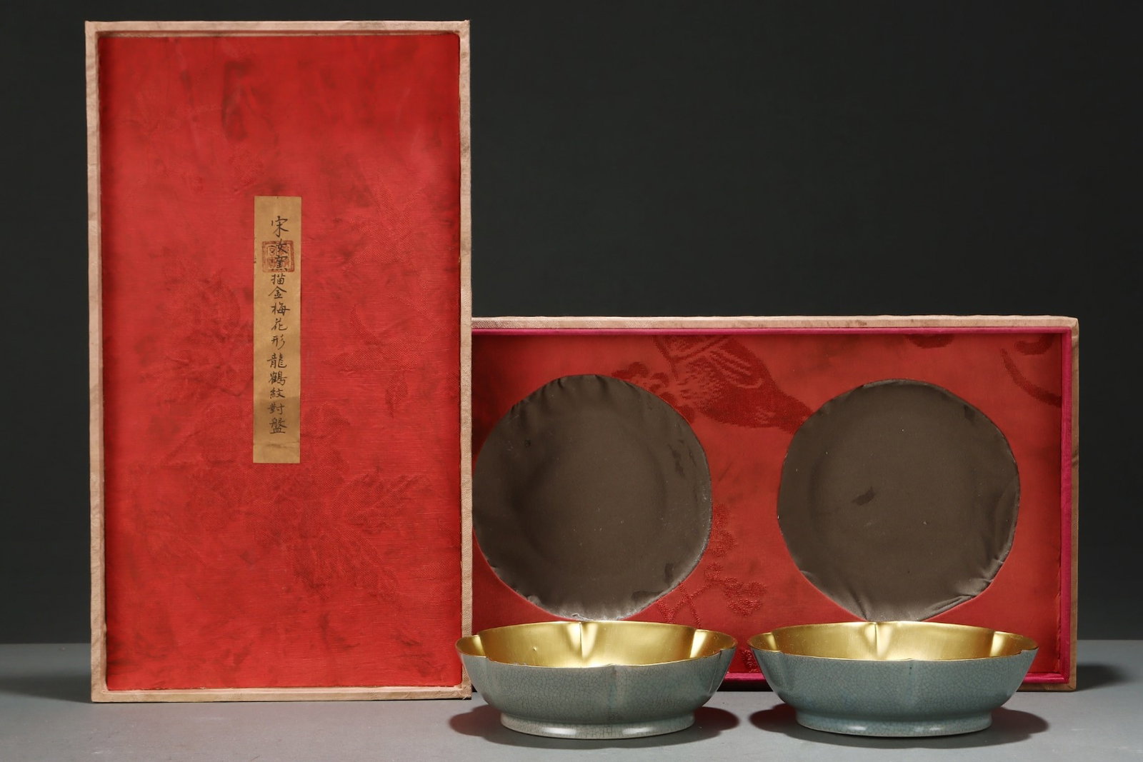An Exquisite A Pair of Ru yao Painted Gold Dragon Pattern Crane Pattern Plate: A Pair of Exquisite Ru yao Painted Gold Dragon Pattern Crane Pattern Plate,Song Dynasty,China,With Mark,Size:2inx6.8in s一对汝窑描金龙纹鹤纹