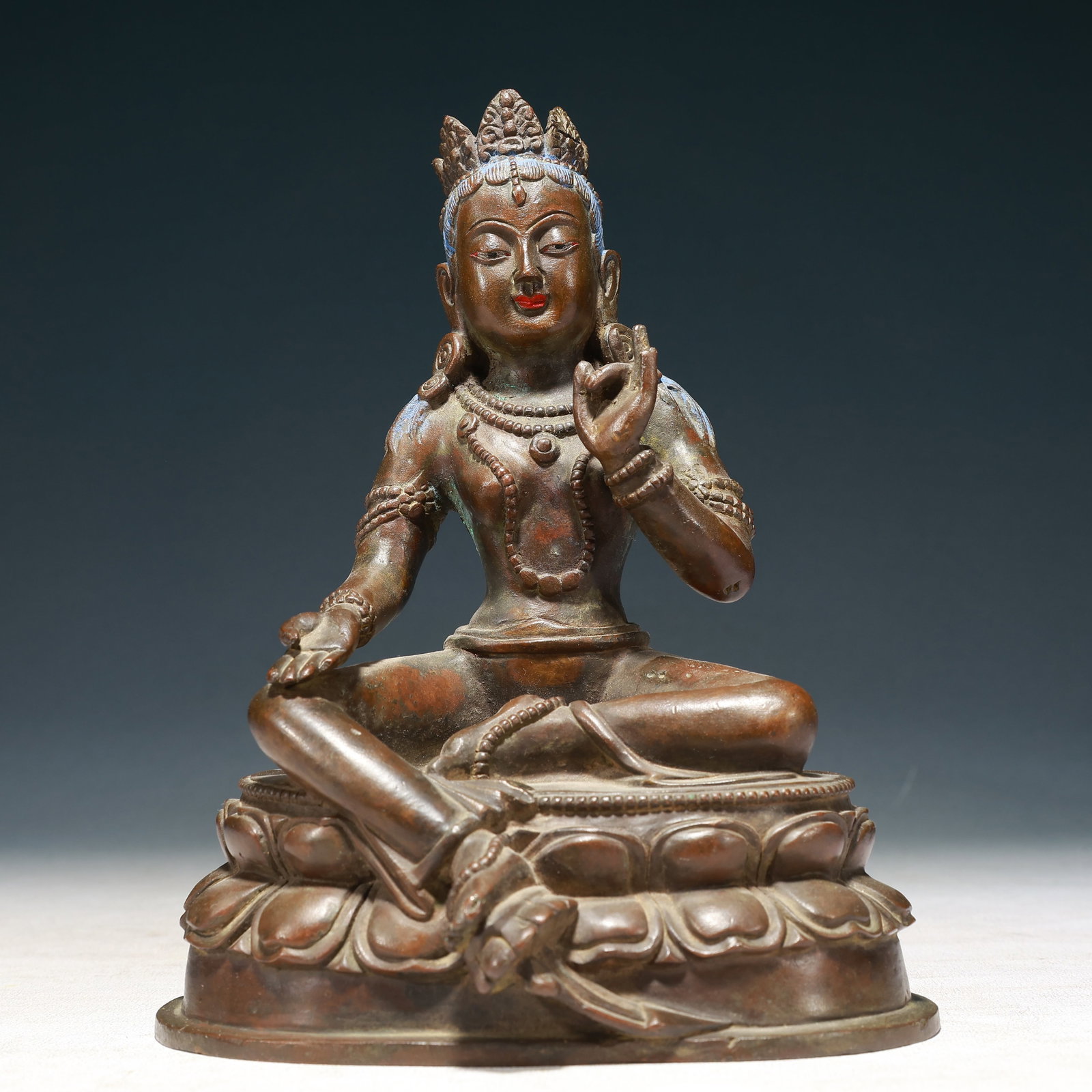 A Solemn Bronze Statue of Avalokitesvara: A Solemn Bronze Statue of Avalokitesvara,Qing Dynasty,China,Size:6.7inx5.1inx8.3in,Weight:2500g 铜观音像,中国清代