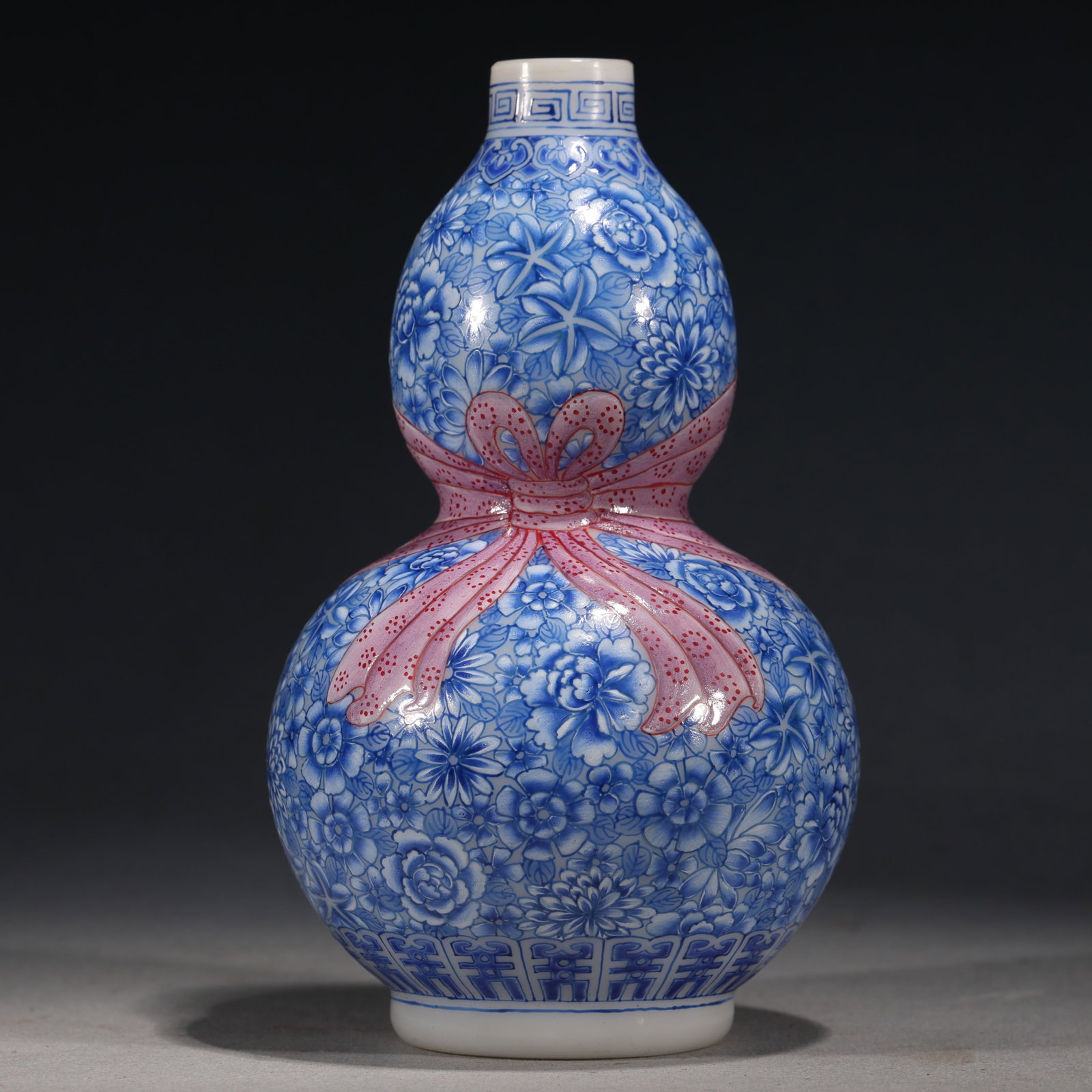 An Exquisite Glass Body Blue And White Hundred Flowers Famille Rose Gourd Vase With Cloth Bundle And: An Exquisite Glass Body Blue And White Hundred Flowers Famille Rose Gourd Vase With Cloth Bundle And Ribbon Ornament，China, Qing Dynasty, Four-Character Yongzheng Mark, Dimensions: