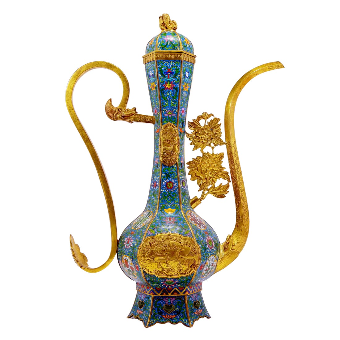 An exquisite cloisonn?? floral deer pattern ewer: An exquisite cloisonné floral deer pattern ewer, Kangxi four-character mark, the application of filigree technology makes the decoration of this collection more delicate and three-dimensional.