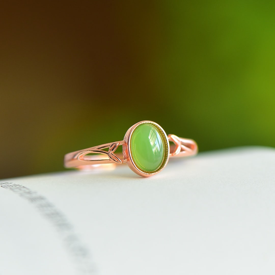 An Exquisite Sterling Silver Inlaid Jasper Ring: An Exquisite Sterling Silver Inlaid Jasper Ring,Size:5mmx7mm 纯银镶碧玉戒指