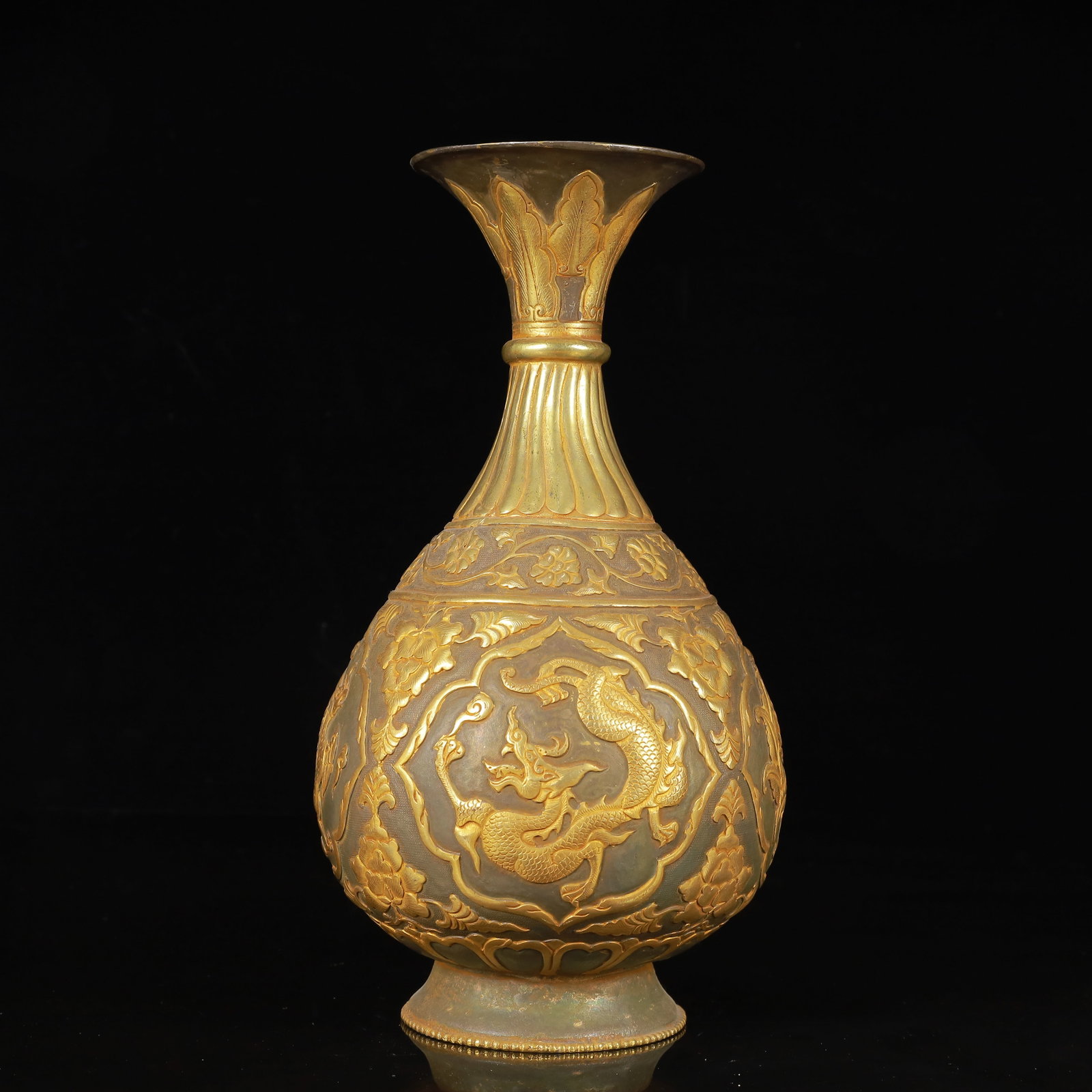 An Exquisite Gilt Silver Dragon and Phoenix Pattern Vase: An Exquisite Gilt Silver Dragon and Phoenix Pattern Vase,Tang Dynasty,China,Zhenguan Four-Character Mark,Size:5.1inx10.2in,Weight:1200g