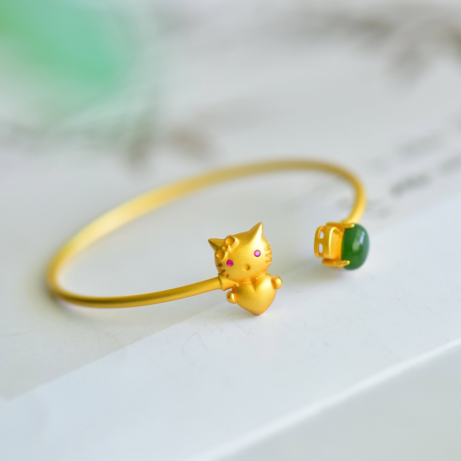 An Exquisite Bronze-Gold Plated Inlaid Jasper Cat Bracelet: An Exquisite Bronze-Gold Plated Inlaid Jasper Cat Bracelet,Size:6mmx8mm 铜镀金镶碧玉猫手镯