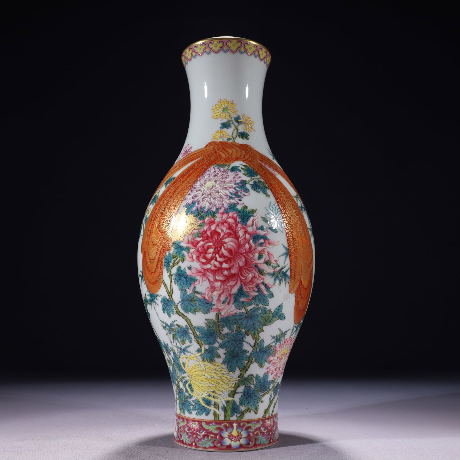 An Exquisite Famille-Rose Painted Gold Chrysanthemum Pattern Vase: An Exquisite Famille-Rose Painted Gold Chrysanthemum Pattern Vase,Qing Dynasty,China,Qianlong Six-character Mark,Size:5.9inx14.6in,Weight:1850g 粉彩描金菊花纹