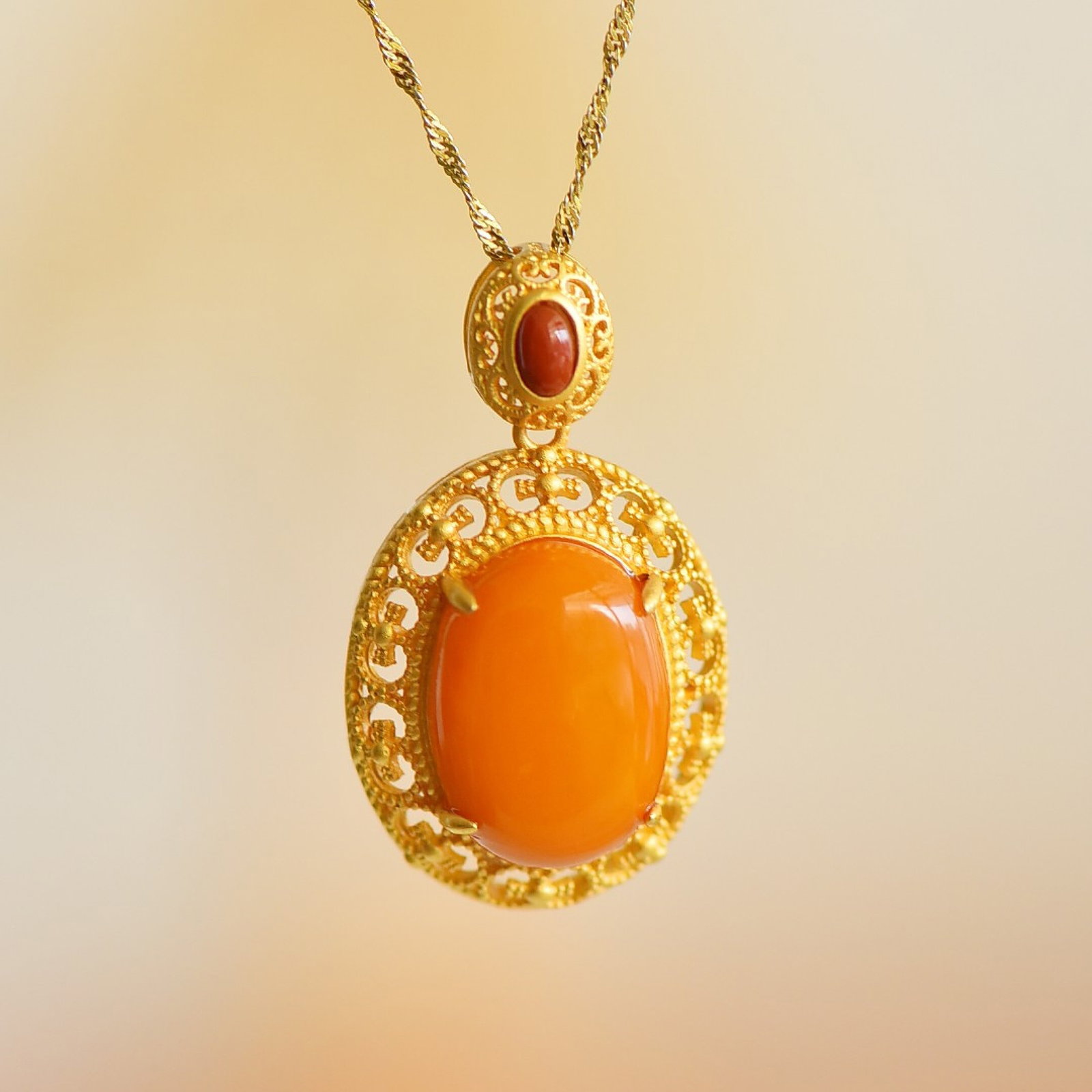 An Exquisite Sterling Silver-Gold Plated Inlaid Beeswax Necklace: An Exquisite Sterling Silver-Gold Plated Inlaid Beeswax Necklace,Size:13mmx18mm 纯银镀金镶蜜蜡项链