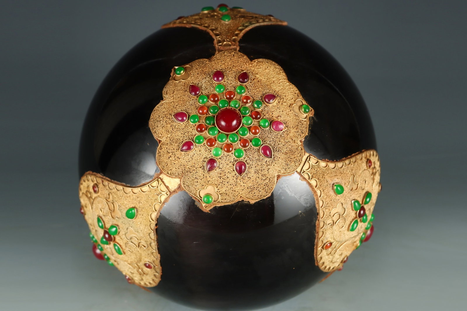 An Exquisite Crystal Ornament,Inlaid Gems: An Exquisite Crystal Ornament,Inlaid Gems,Qing Dynasty,China,Size:7.1in,Weight:11000g 水晶摆件,嵌宝石,中国清代