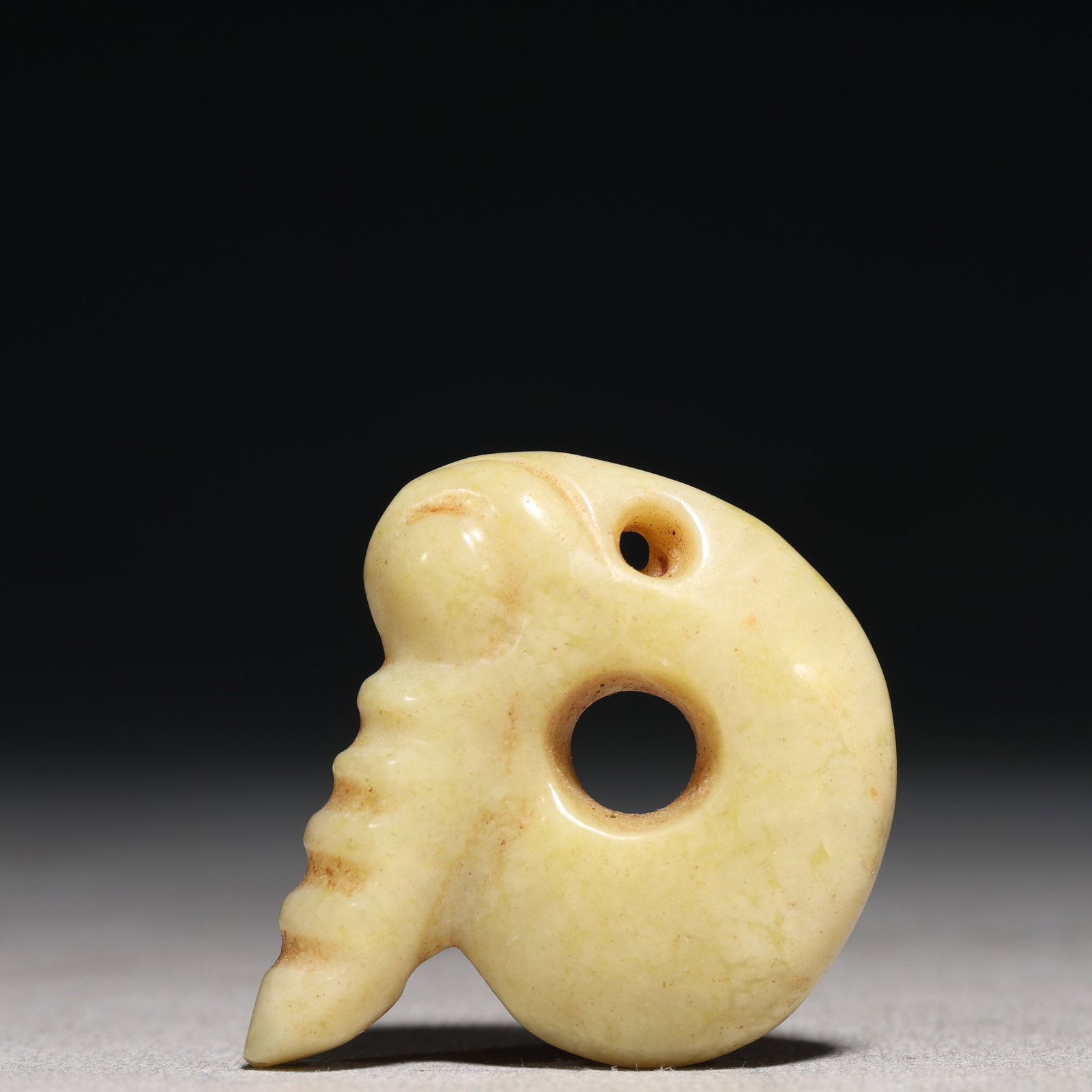 An Archaic Hongshan Culture Yellow Jade Pendant: An Archaic Hongshan Culture Yellow Jade Pendant,Ancient Time, China,Size:1.8inx1.6in Weight:26.5g 红山文化黄玉挂件,新石器时ć