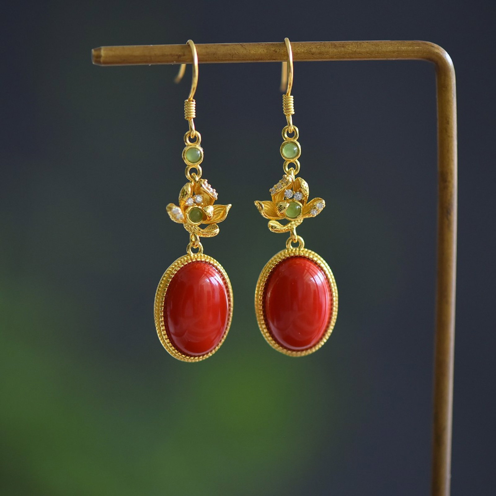 A Pair of Exquisite Sterling Silver-Gold Plated Inlaid Cinnabar Earrings: A Pair of Exquisite Sterling Silver-Gold Plated Inlaid Cinnabar Earrings,Size:10mmx14mm 一对纯银镀金镶朱砂耳环