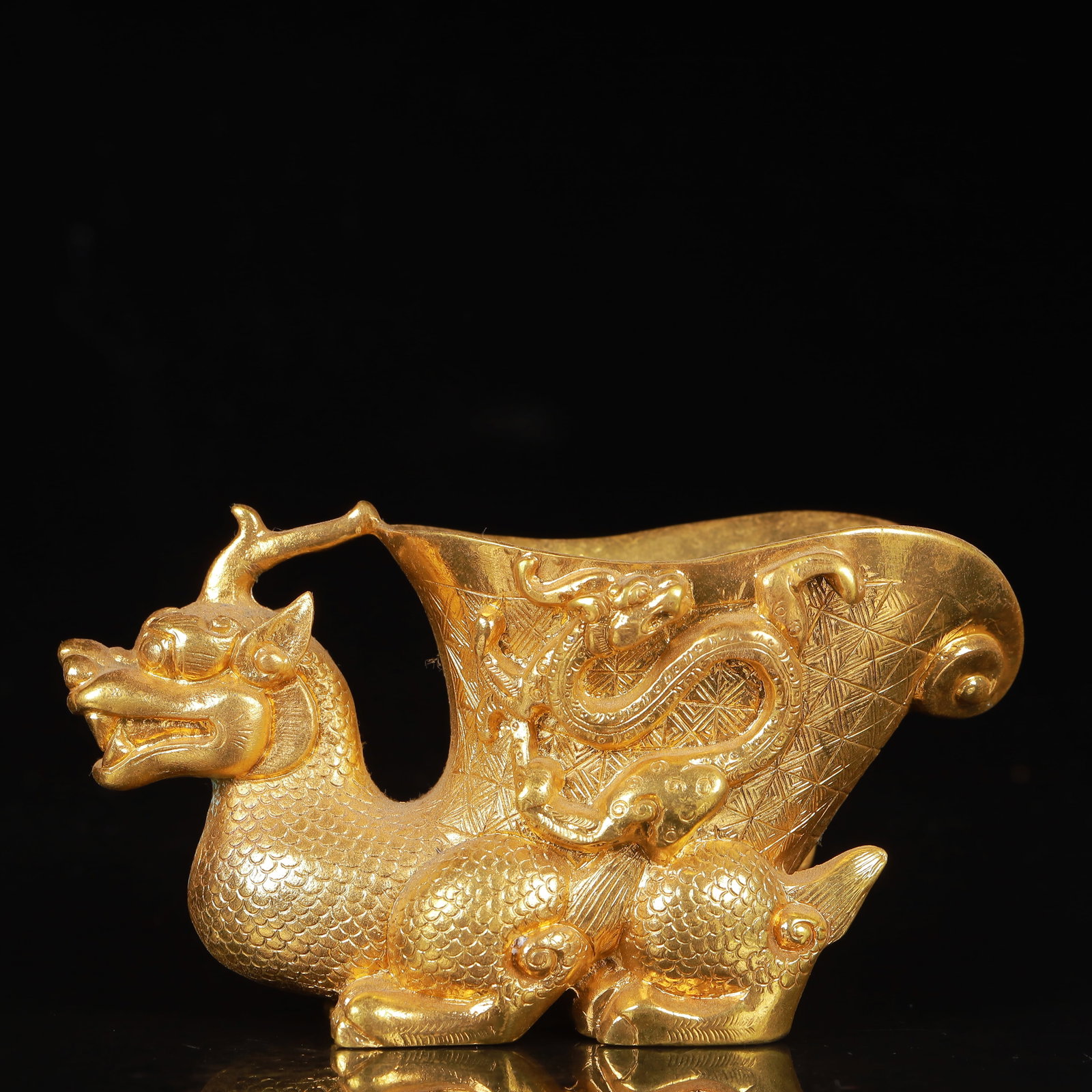 An Exquisite Gilt Bronze Dragon Pattern Auspicious Beast Cup: An Exquisite Gilt Bronze Dragon Pattern Auspicious Beast Cup,Qing Dynasty,China,Size:5.1inx2.4inx2.8in,Weight:969g 铜鎏金龙纹瑞兽杯,中国