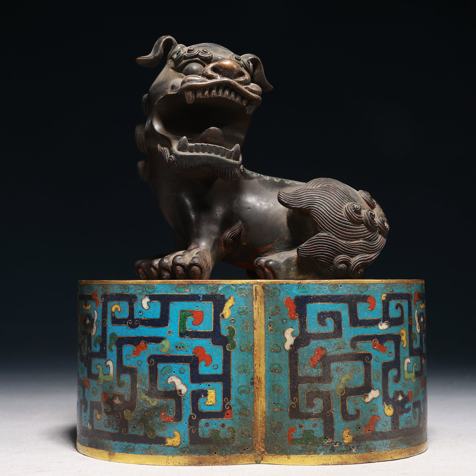 An Exquisite Cloisonne Shou-Character Chi-Dragon Pattern Lion Ornament: An Exquisite Cloisonne Shou-Character Chi-Dragon Pattern Lion Ornament,Qing Dynasty,China,Size:6.3inx4.9inx7.5in,Weight:2650g 景泰蓝寿字螭龙纹狮&#