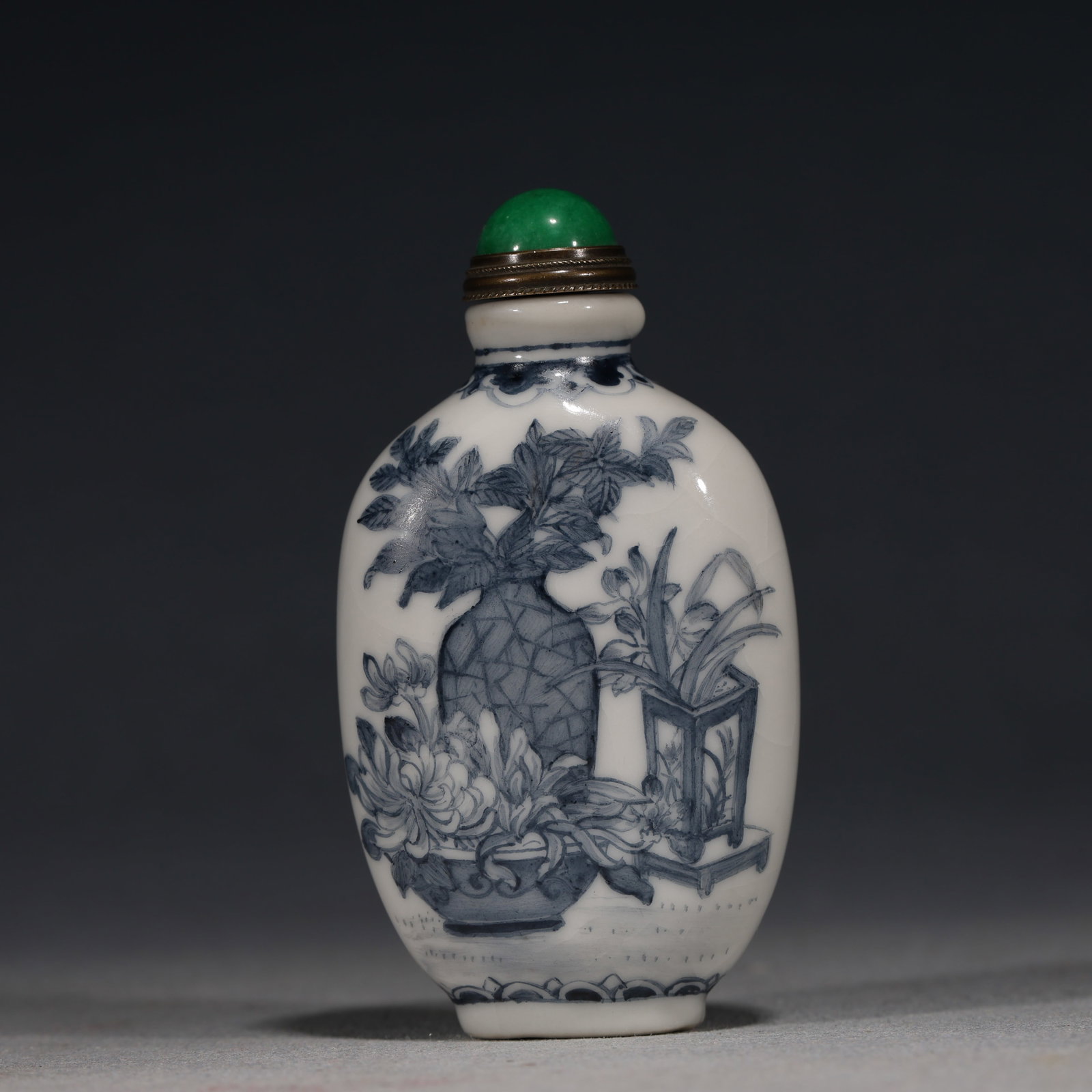 An Exquisite Blue and White Antique Flower Pattern Snuff Bottle (1 of 6)