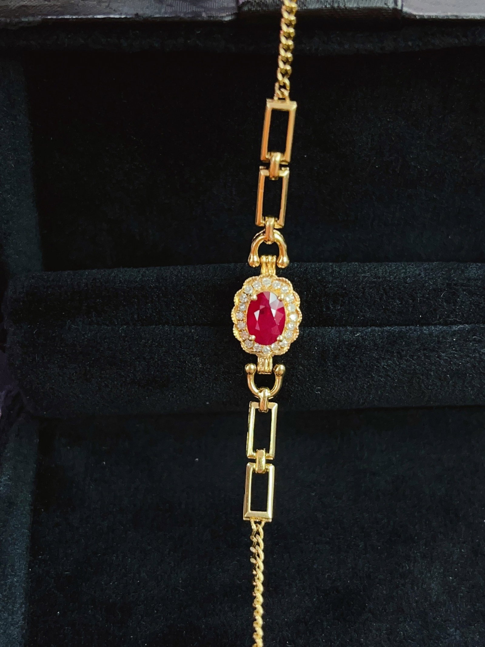 A Exquisite 18k Gold Inlaid 1.00ct Natural Ruby Bracelets,Inlaid Diamond: A Exquisite 18k Gold Inlaid 1.00ct Natural Ruby Bracelets,Inlaid Diamond,Total Weight:2.94g 18k金镶 1.00ct 天然红宝石手链,嵌钻石