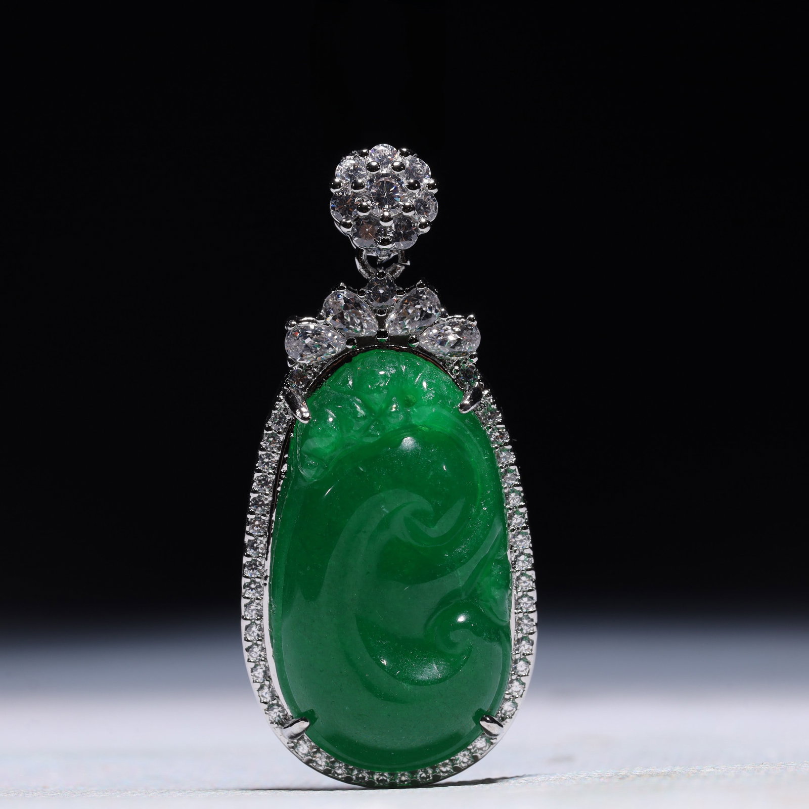 An Exquisite Ganoderma lucidum Pattern Pendant,Inlaid Gems: An Exquisite Ganoderma lucidum Pattern Pendant,Inlaid Gems,Size:0.9inx0.4inx2in,Weight:15.9g 一个精美的灵芝纹吊坠,镶宝石