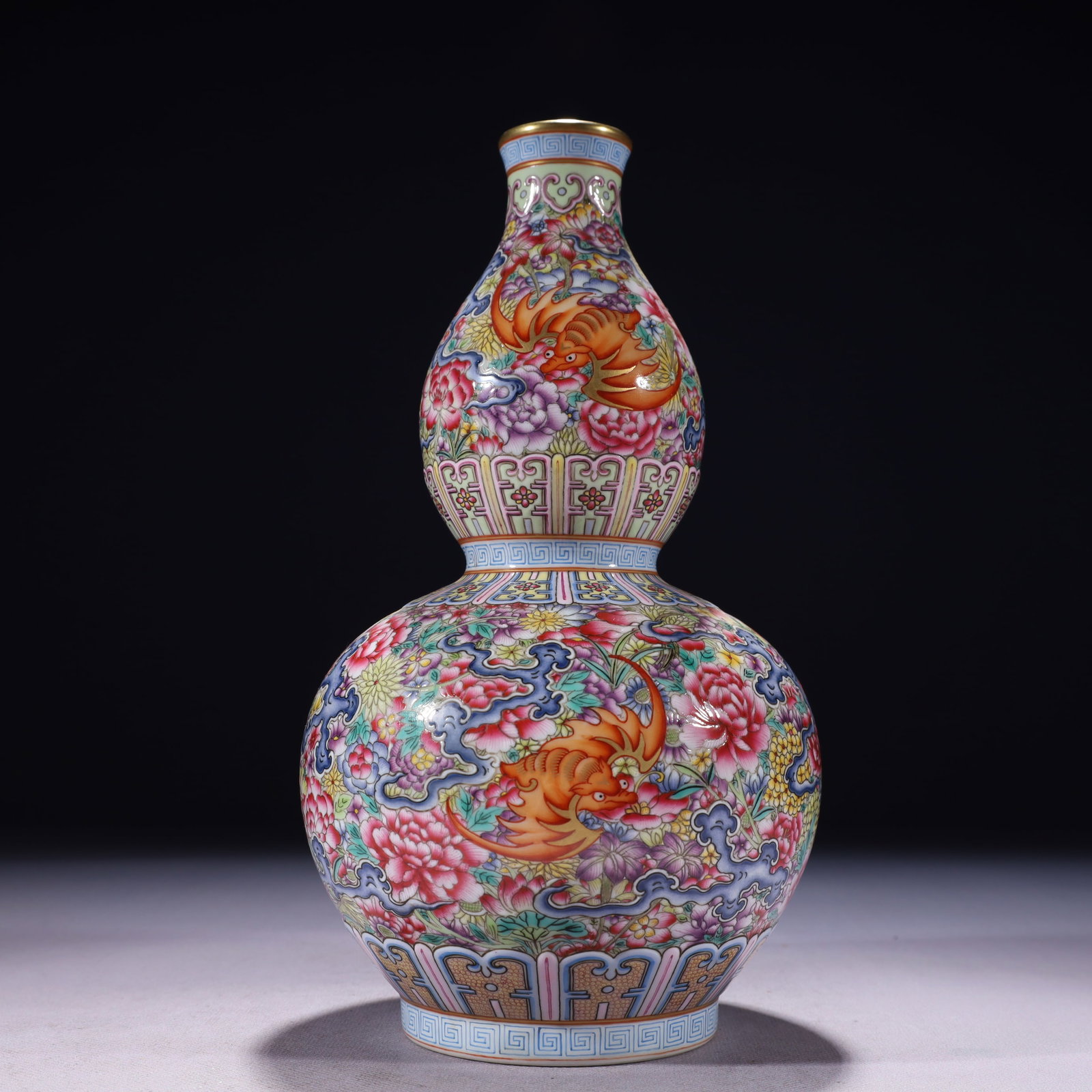 An Exquisite Famille-Rose Painted Gold Flower and Bats Pattern Gourd-Shaped Vase: An Exquisite Famille-Rose Painted Gold Flower and Bats Pattern Gourd-Shaped Vase,Qing Dynasty,China,Qianlong Six-character Mark,Size:5.1inx10.2in,Weight:1150g 粉彩描金花&