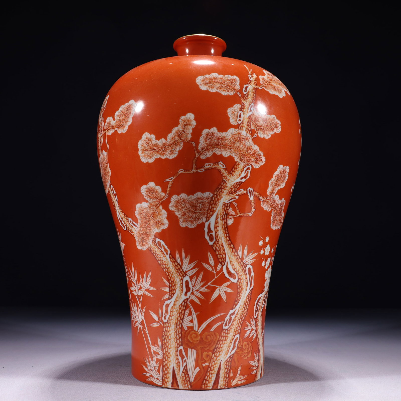 An Exquisite Iron-Red Painted Gold Flower Pattern Vase: An Exquisite Iron-Red Painted Gold Flower Pattern Vase 矾红描金花卉纹瓶,中国清代,雍正六字款