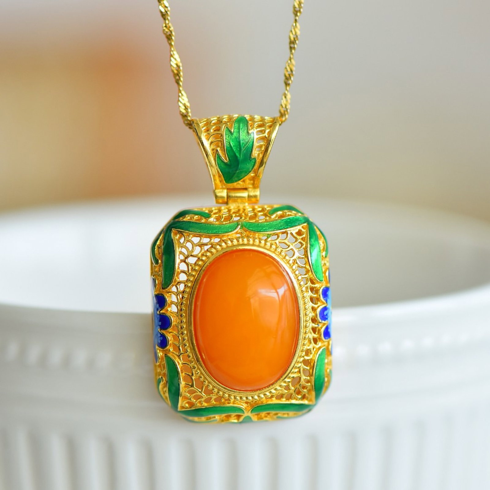 An Exquisite Sterling Silver-Gold Plated Inlaid Beeswax Necklace: An Exquisite Sterling Silver-Gold Plated Inlaid Beeswax Necklace,Size:13mmx18mm 纯银镀金镶蜜蜡项链