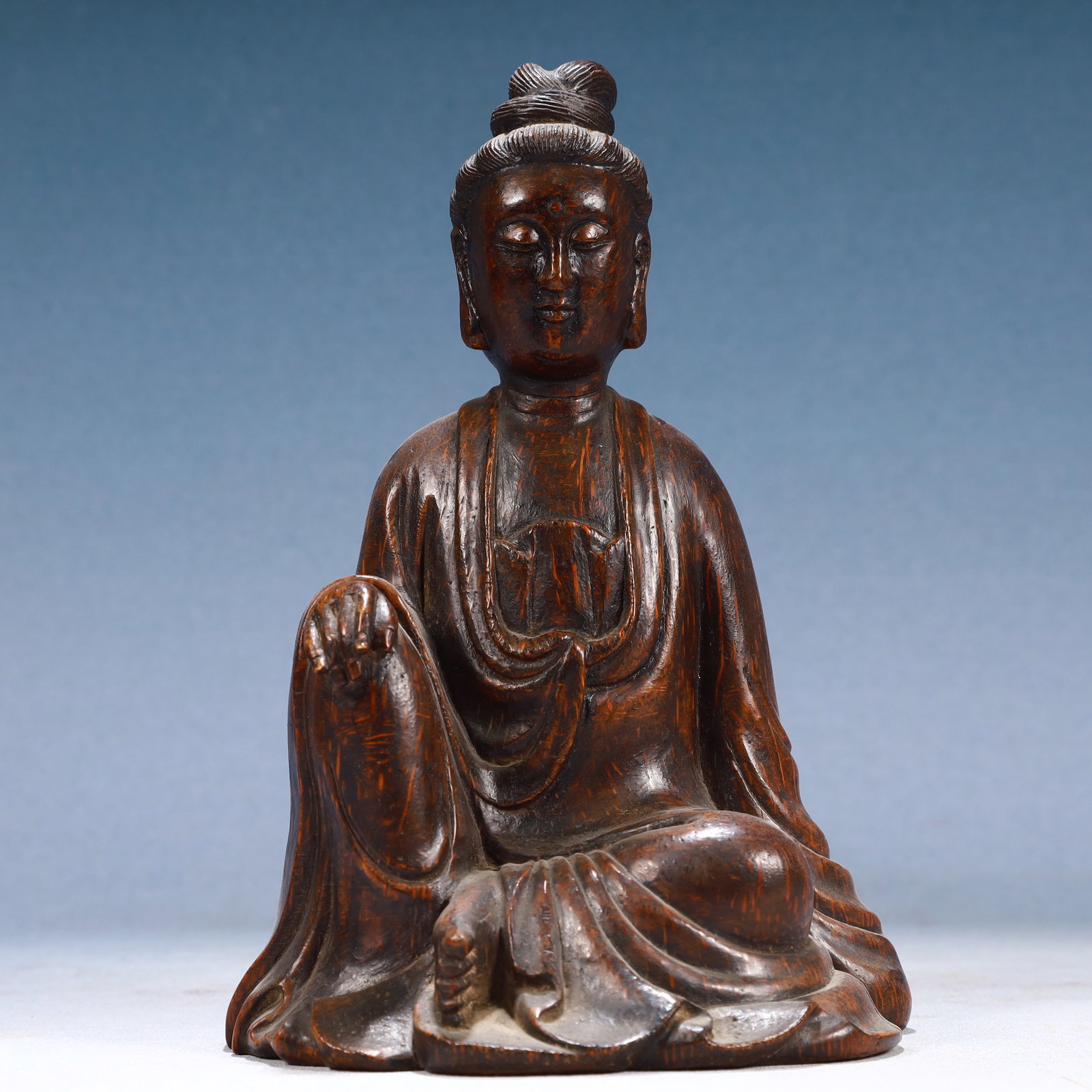 An Exquisite Bamboo Statue of Avalokitesvara: An Exquisite Bamboo Statue of Avalokitesvara,Qing Dynasty, China,Size:5.9inx4.5inx8.7in,Weight:350g 竹雕观音像,中国清代