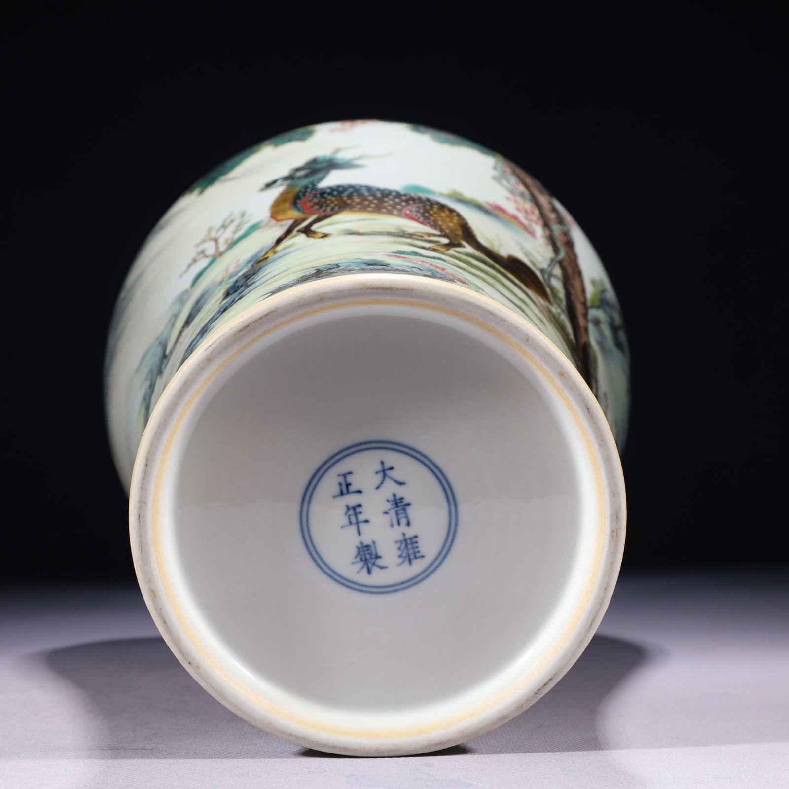 An Exquisite Enamel Landscape Pattern Vase - 10