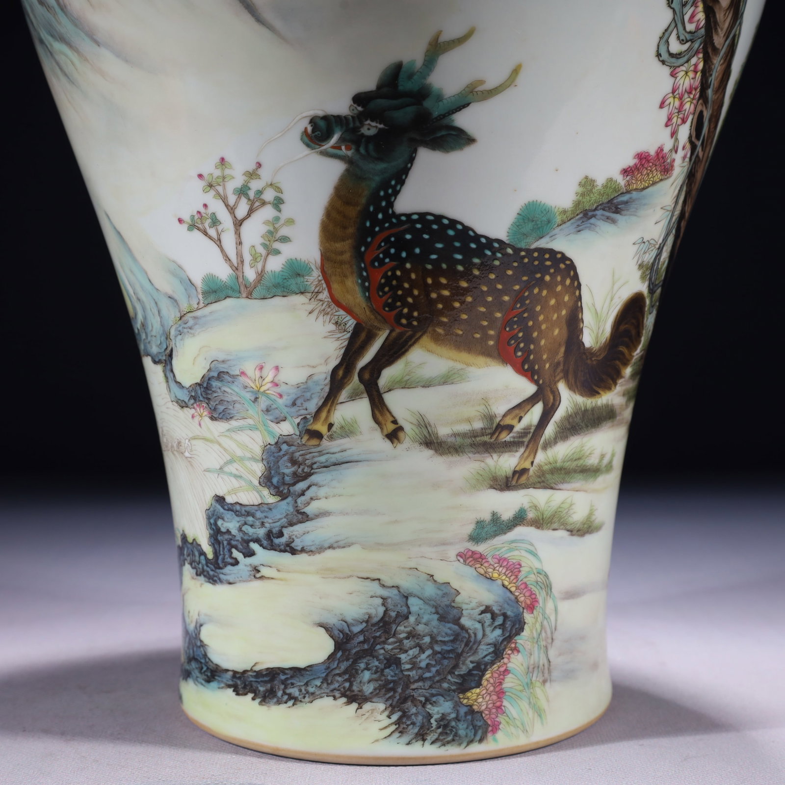 An Exquisite Enamel Landscape Pattern Vase - 3