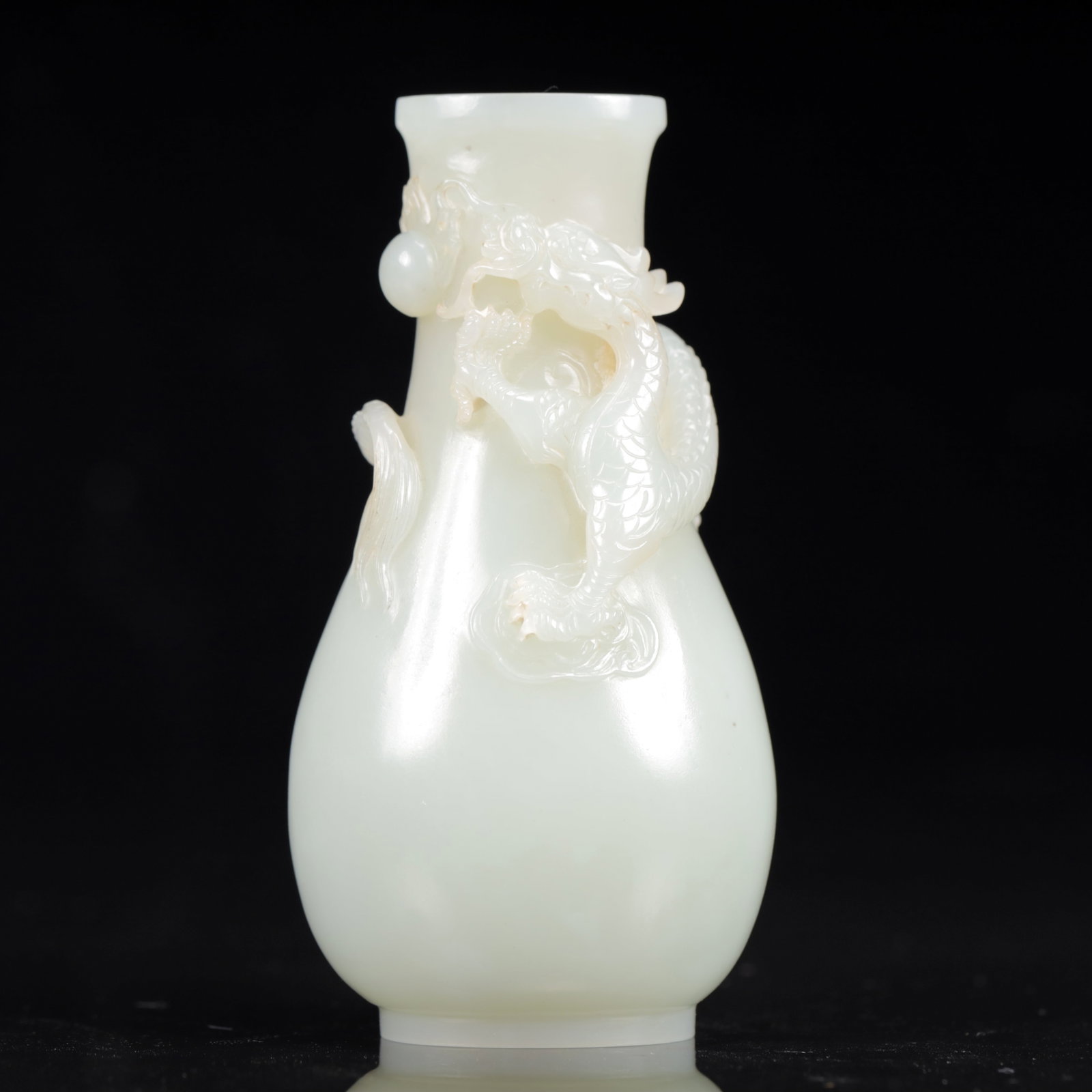 An Exquisite White Jade Dragon Pattern Snuff Bottle: An Exquisite White Jade Dragon Pattern Snuff Bottle,Qing Dynasty, China,Size:2inx1.6inx3.9in,Weight:153g 白玉龙纹鼻烟壶,中国清代