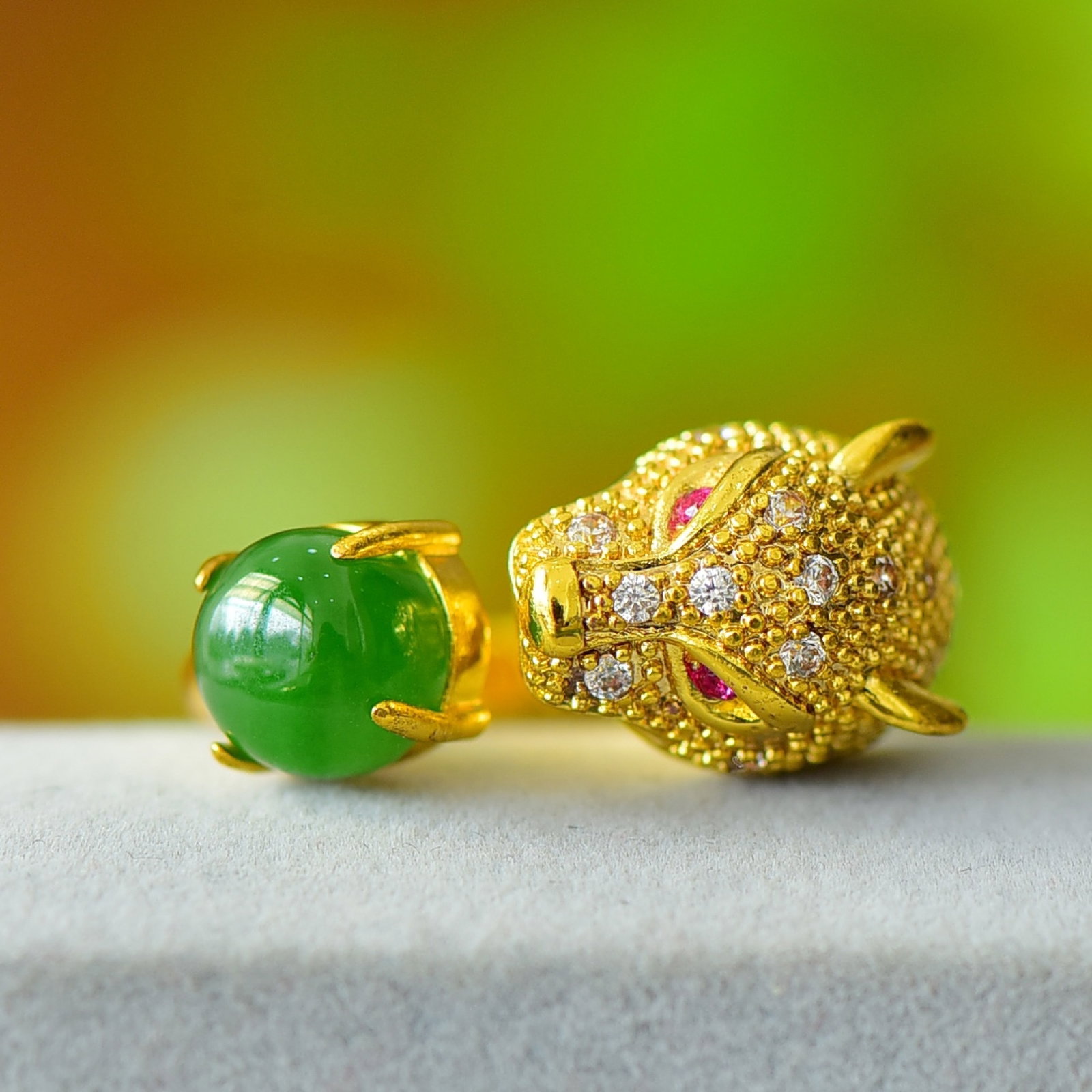 An Exquisite Bronze-Gold Plated Inlaid Jasper Ring: An Exquisite Bronze-Gold Plated Inlaid Jasper Ring,Size:3.1inx3.1in 铜镀金镶碧玉戒指