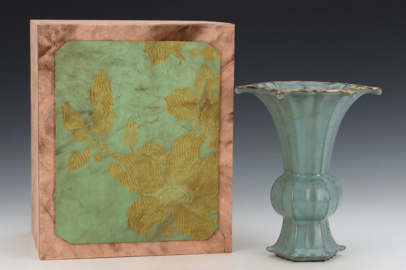 An Exquisite Guan yao Celadon Glazed Painted Gold Vase,with an Imperial Poem by Emperor Qianlong: An Exquisite Guan yao Celadon Glazed Painted Gold Vase,with an Imperial Poem by Emperor Qianlong,Song Dynasty,China,Size:8.9inx7.5in 官窑粉青釉描金瓶,&#