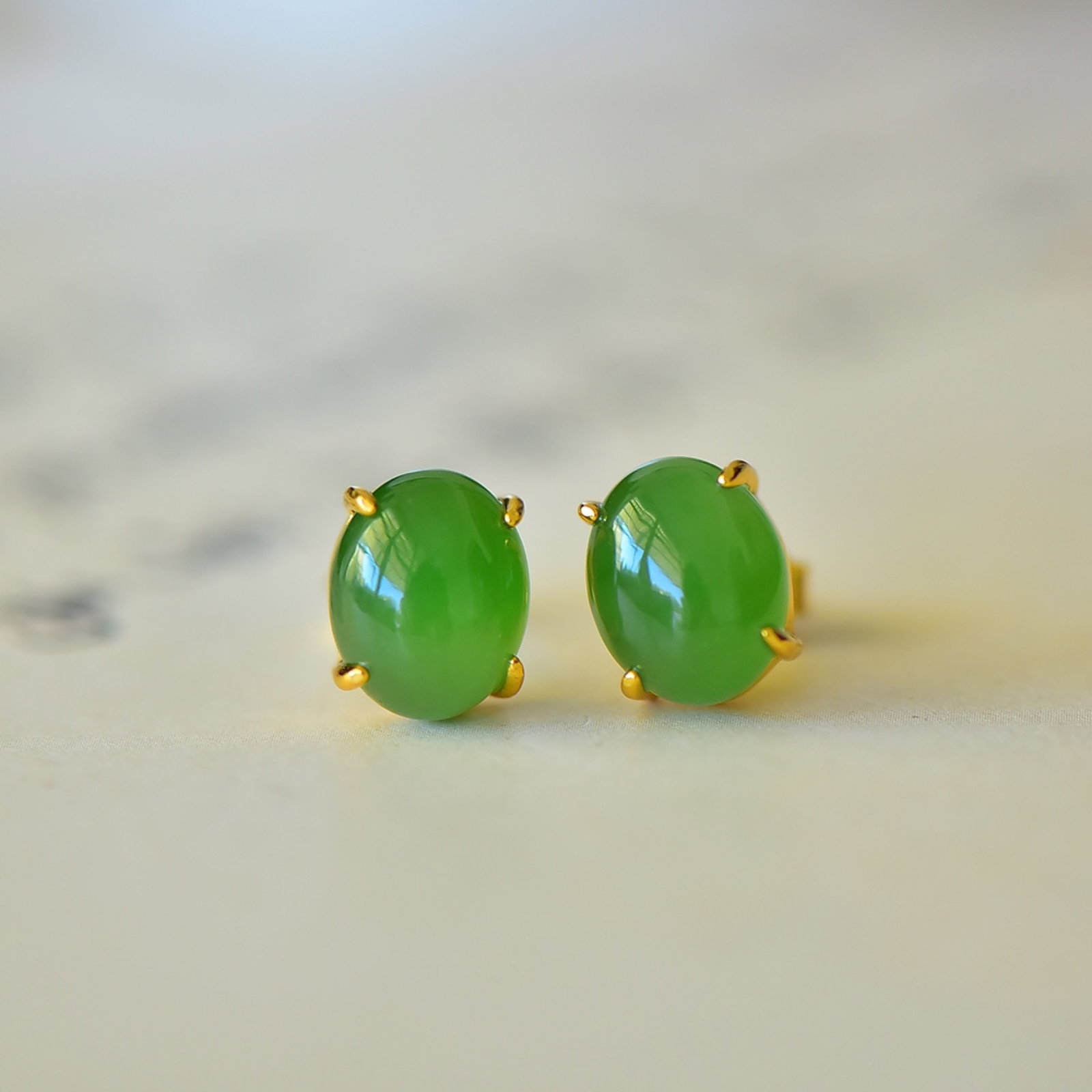 A Pair of Exquisite Sterling Silver-Gold Plated Inlaid Jasper Earrings: A Pair of Exquisite Sterling Silver-Gold Plated Inlaid Jasper Earrings,Size:8mmx10mm 一对纯银镀金镶碧玉耳钉