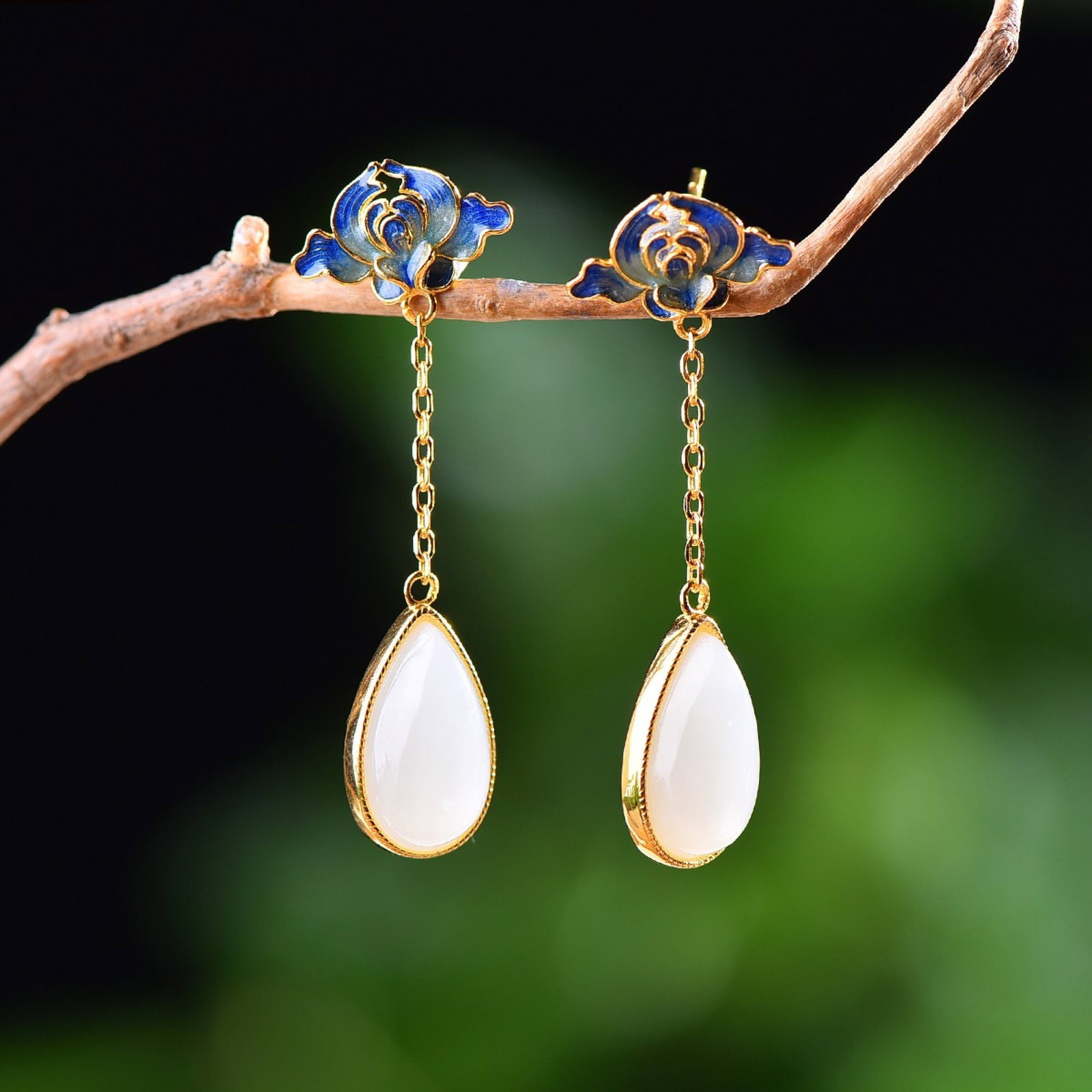 A Pair of Exquisite Sterling Silver-Gold Plated Inlaid White Jade Enamel Earrings: A Pair of Exquisite Sterling Silver-Gold Plated Inlaid White Jade Enamel Earrings,Size:8mmx14mm 一对纯银镀金镶白玉珐琅耳环