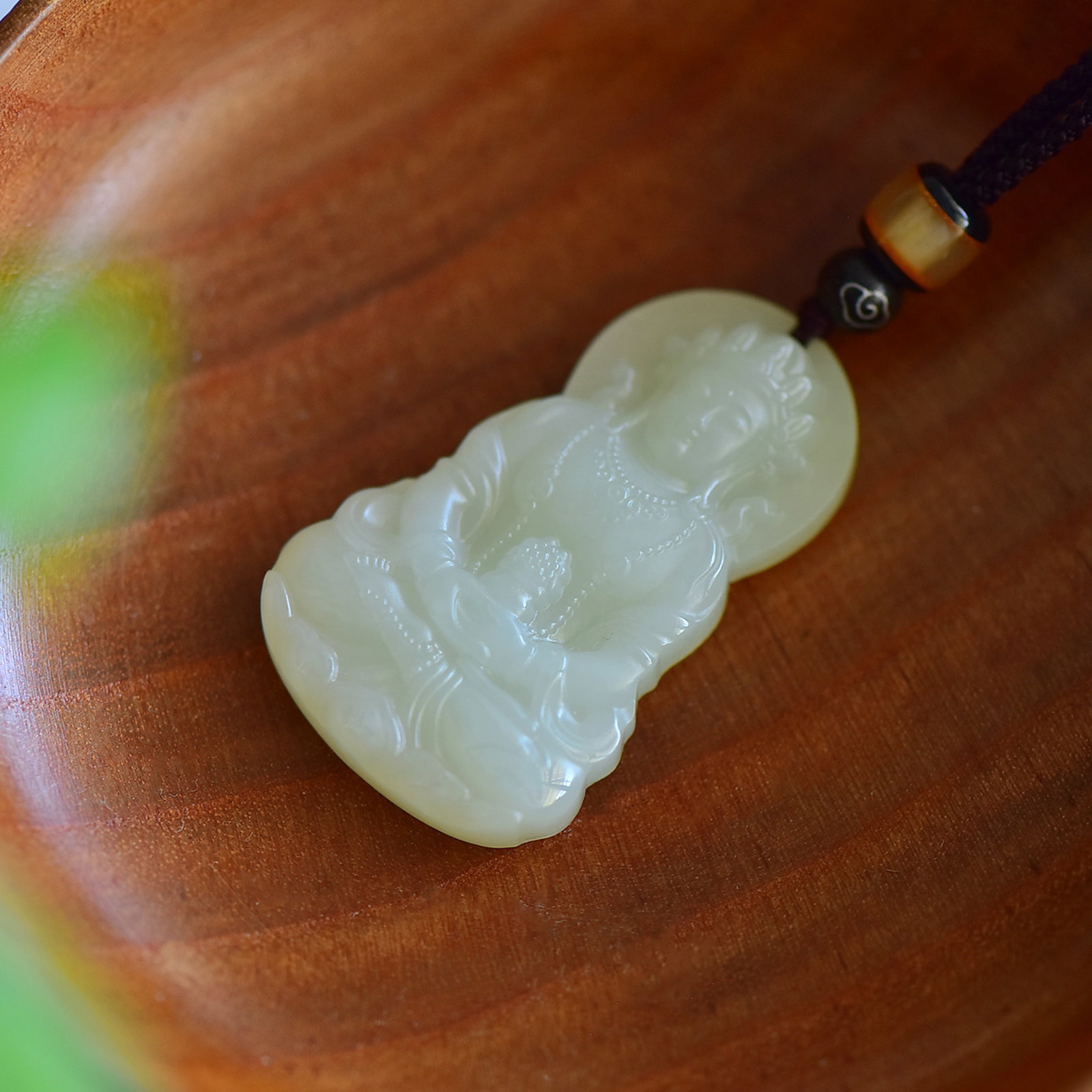 An Exquisite White Jade Avalokitesvara Pendant: An Exquisite White Jade Avalokitesvara Pendant,Size:46mmx27mmx7mm 寓意:观音心‮柔性‬和,仪态端庄,世事ė