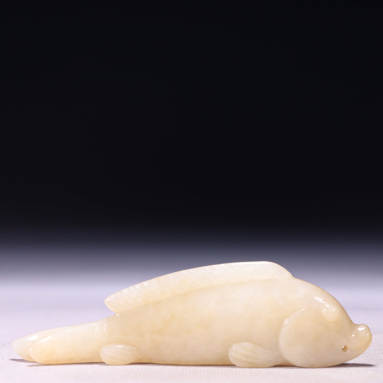 An Exquisite White Jade Fish Ornament: An Exquisite White Jade Fish Ornament,Qing Dynasty,China,Size:4.7inx0.6inx1.4in,Weight:75g 白玉鱼摆件,中国清代