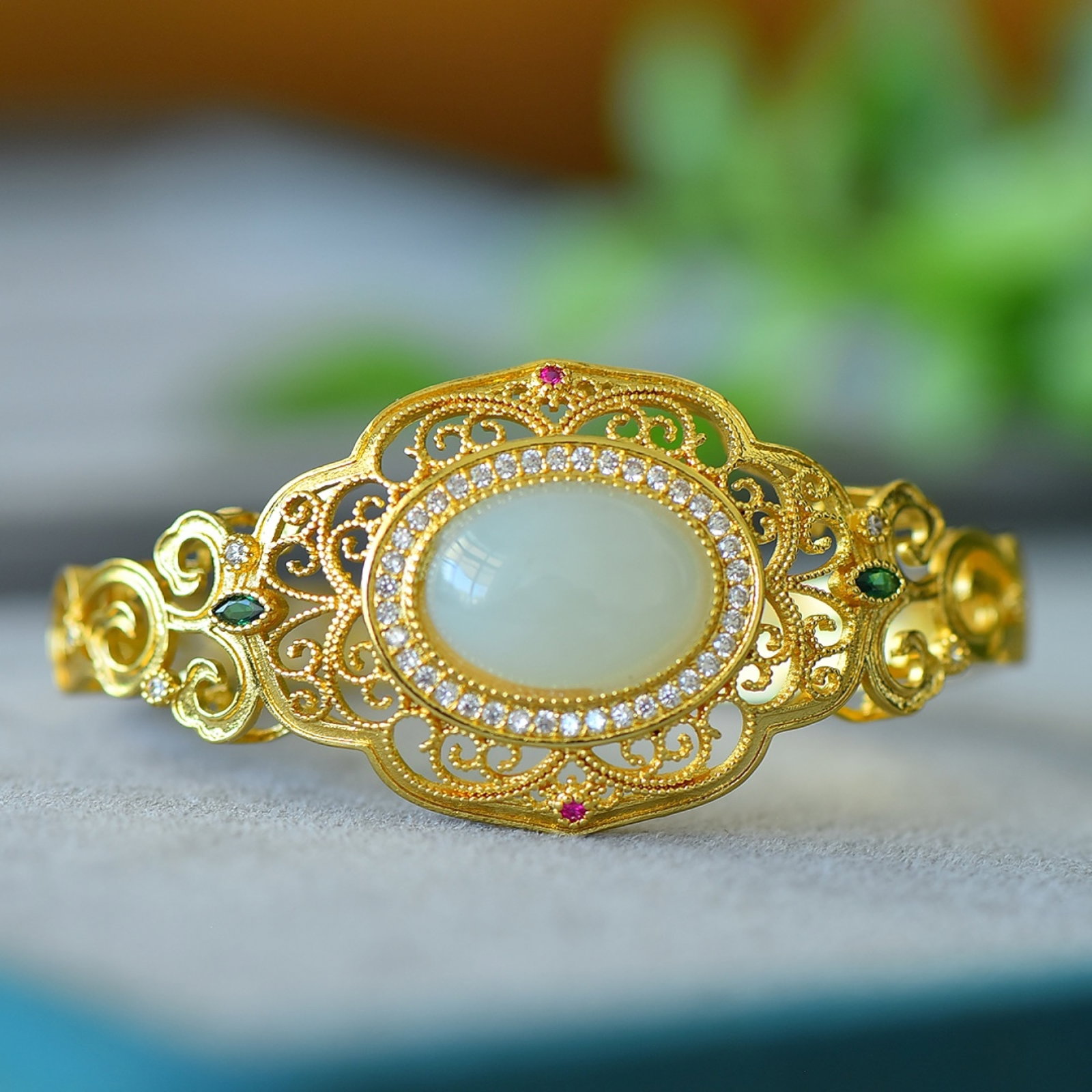 An Exquisite Bronze-Gold Plated Inlaid White Jade Flower Pattern Bracelet: An Exquisite Bronze-Gold Plated Inlaid White Jade Flower Pattern Bracelet,Size:5.1inx7.1in 铜镀金镶白玉花卉纹手镯