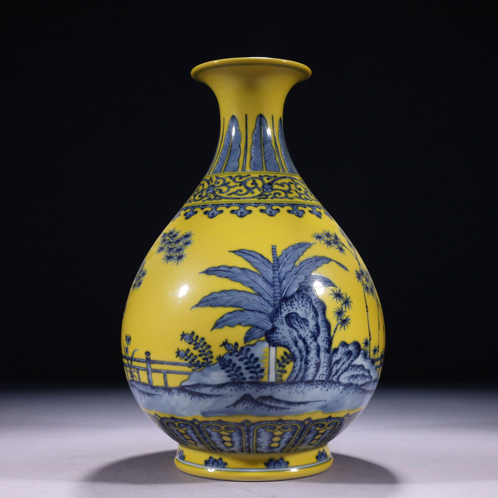 An Exquisite Yellow Ground Blue and White Banana Leaf Pattern Vase: An Exquisite Yellow Ground Blue and White Banana Leaf Pattern Vase 黄地青花芭蕉叶纹瓶,中国清代,乾隆六
