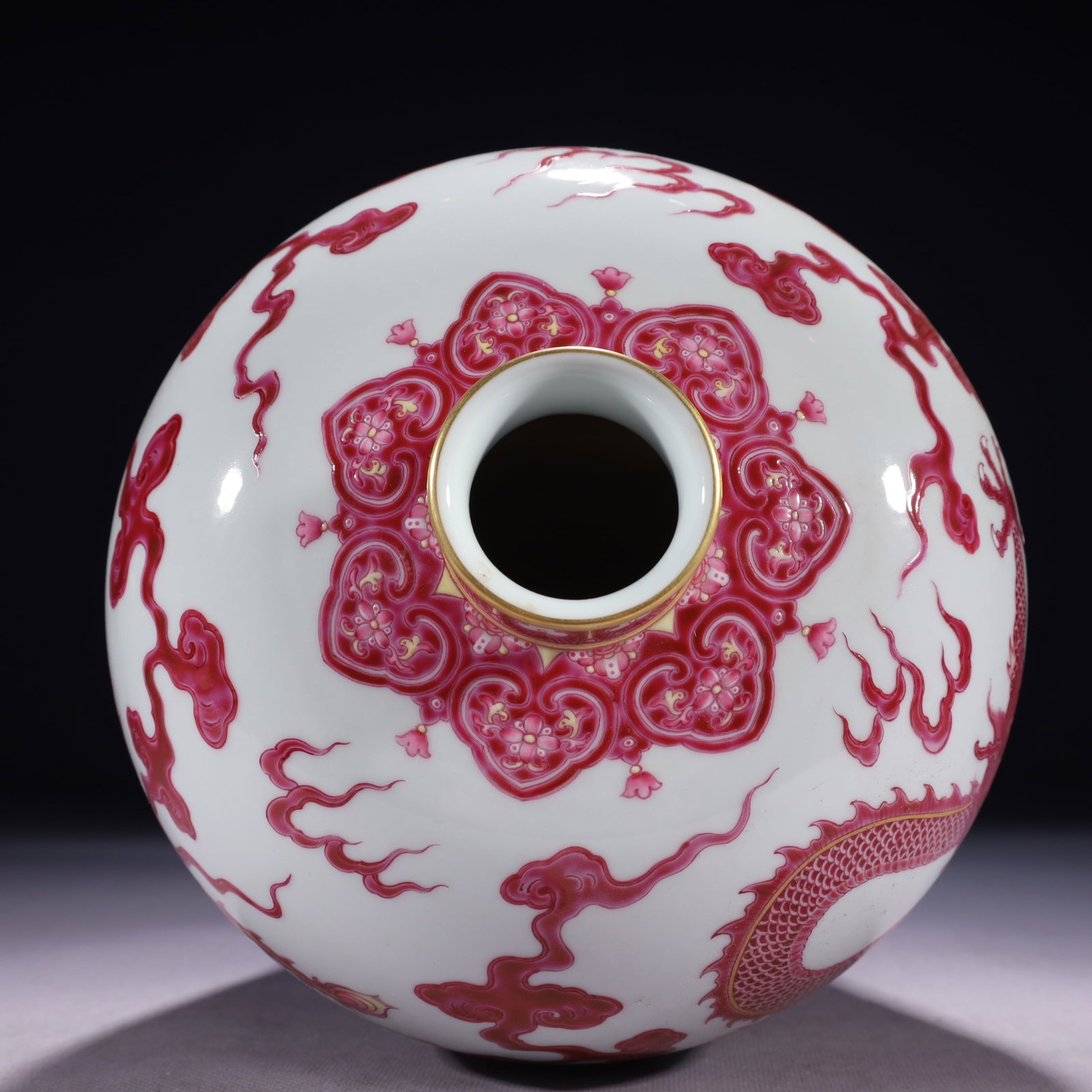 An Exquisite Ruby Red-Glazed Painted Gold Auspicious Cloud and Dragon Pattern Vase - 12