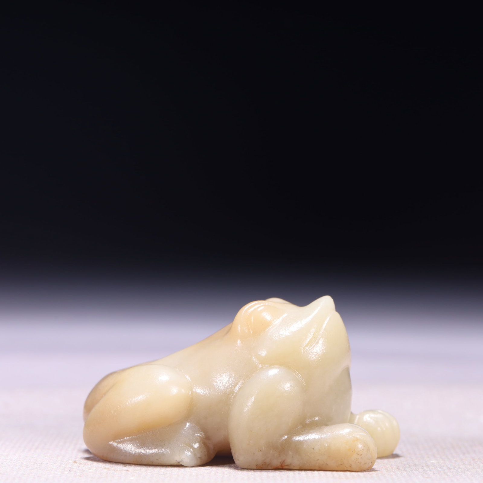 An Exquisite White Jade Frog Ornament: An Exquisite White Jade Frog Ornament,Qing Dynasty,China,Size:2inx1.4inx1.2in,Weight:84g 白玉青蛙摆件,中国清代