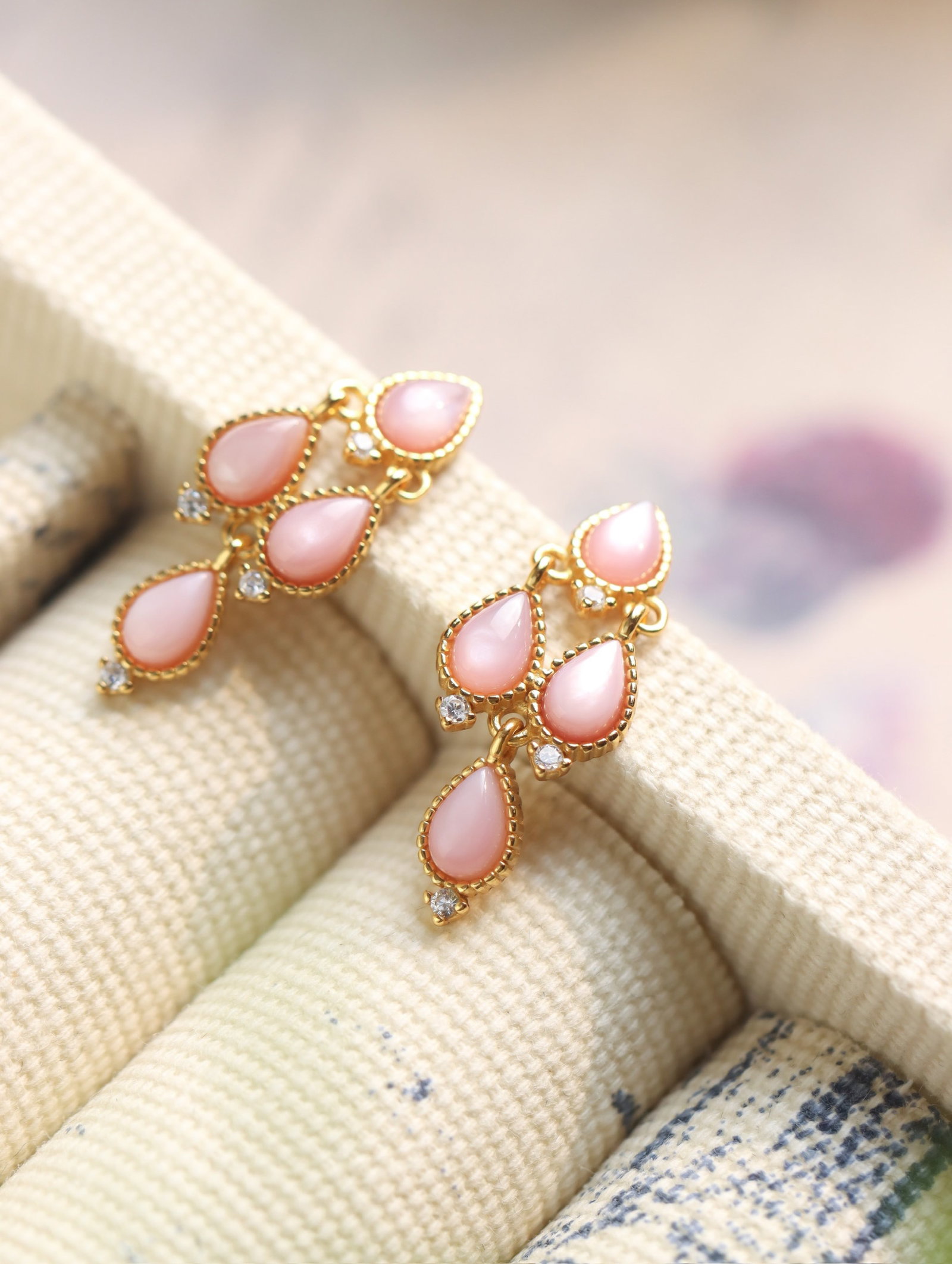 A Pair of Exquisite Sterling Silver-Gold Plated Inlaid Shell Earrings,Inlaid Diamond: A Pair of Exquisite Sterling Silver-Gold Plated Inlaid Shell Earrings,Inlaid Diamond 一对纯银镀金镶贝壳耳环,嵌钻石