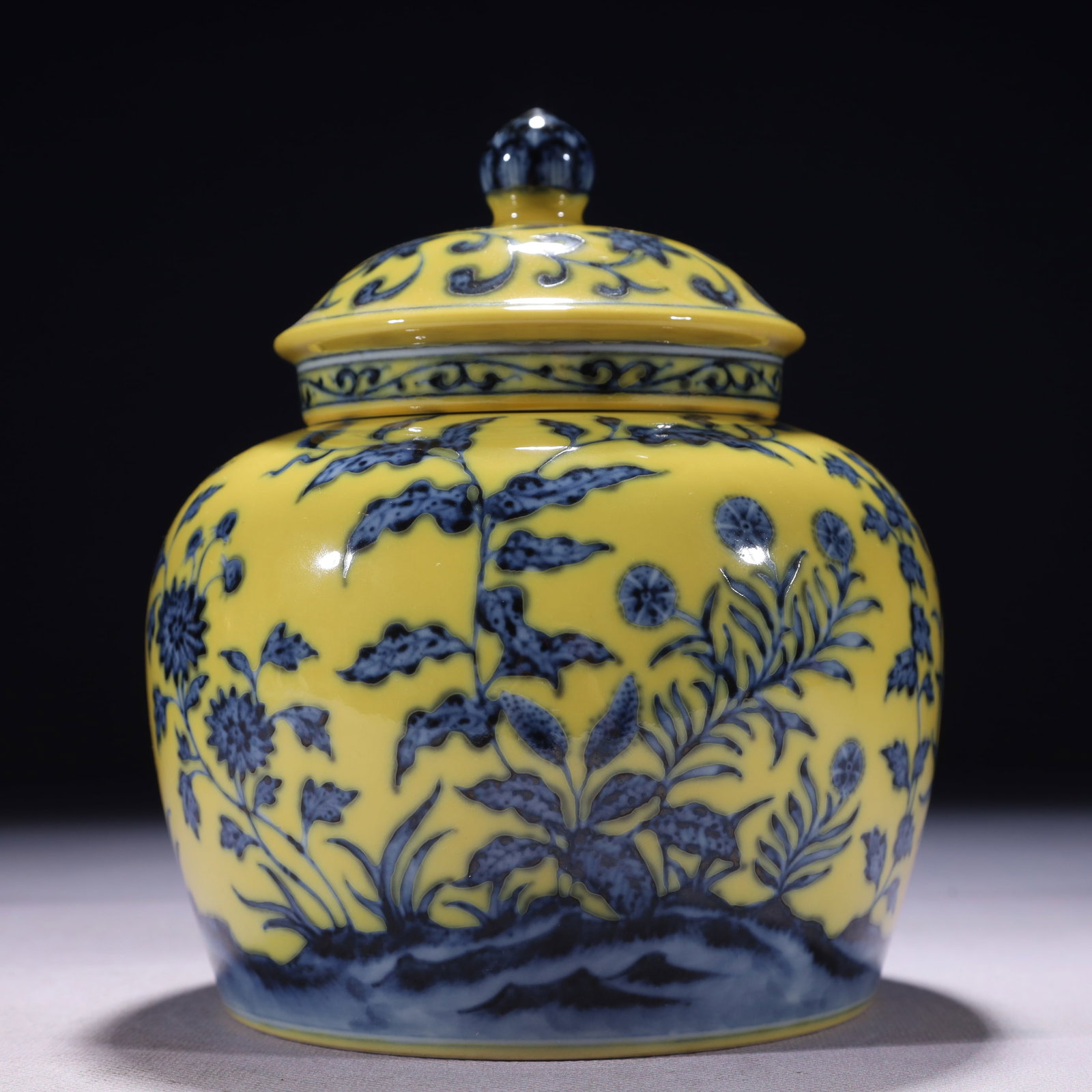 An Exquisite Yellow Ground Blue and White Flower Pattern Jar with Cover: An Exquisite Yellow Ground Blue and White Flower Pattern Jar with Cover,Ming Dynasty,China,Chenghua Six-character Mark,Size:5.5inx7.9in,Weight:1950g 黄地青花花卉