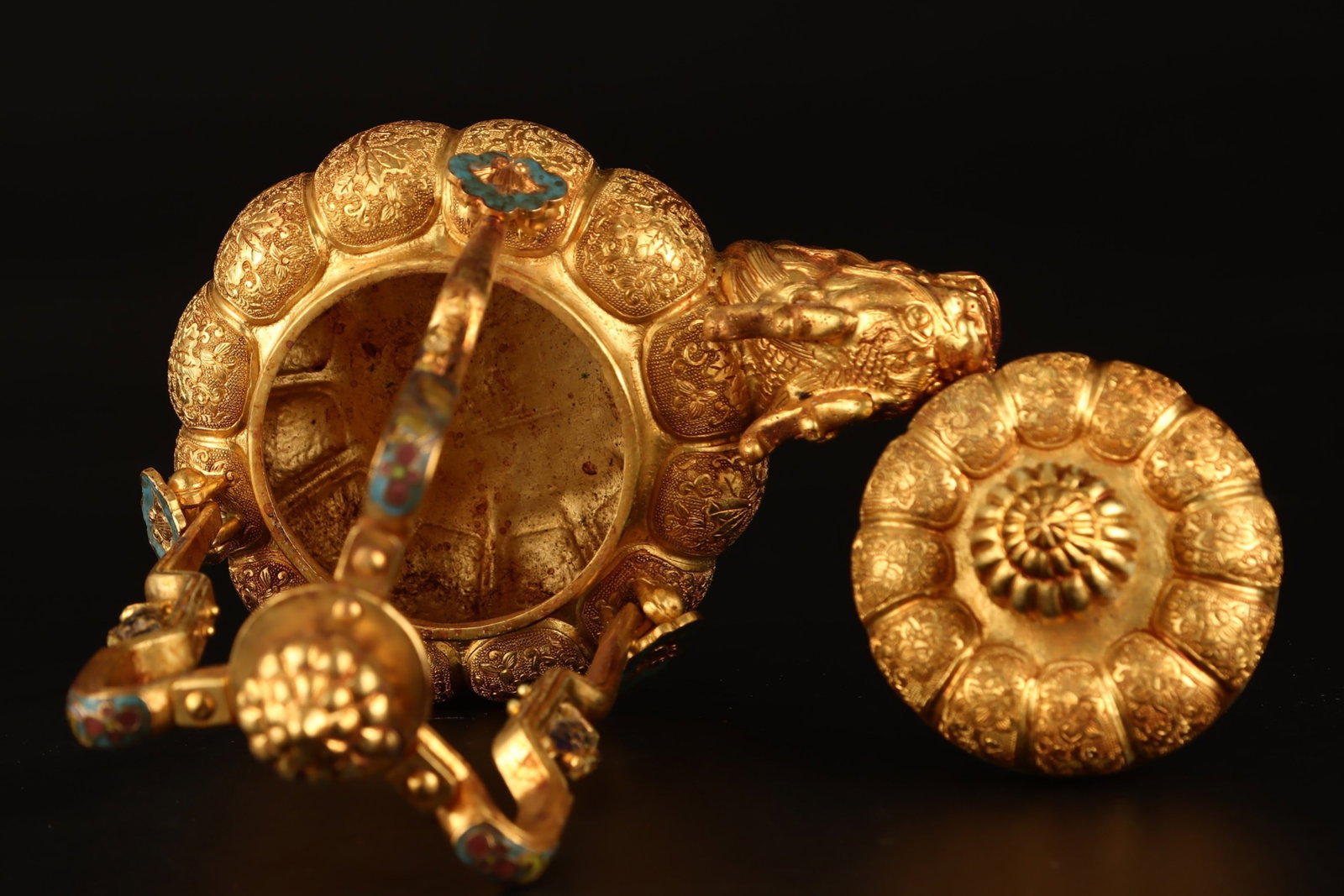 An Exquisite Gilt Bronze Lotus Pattern Loop-Handled Pot - 5